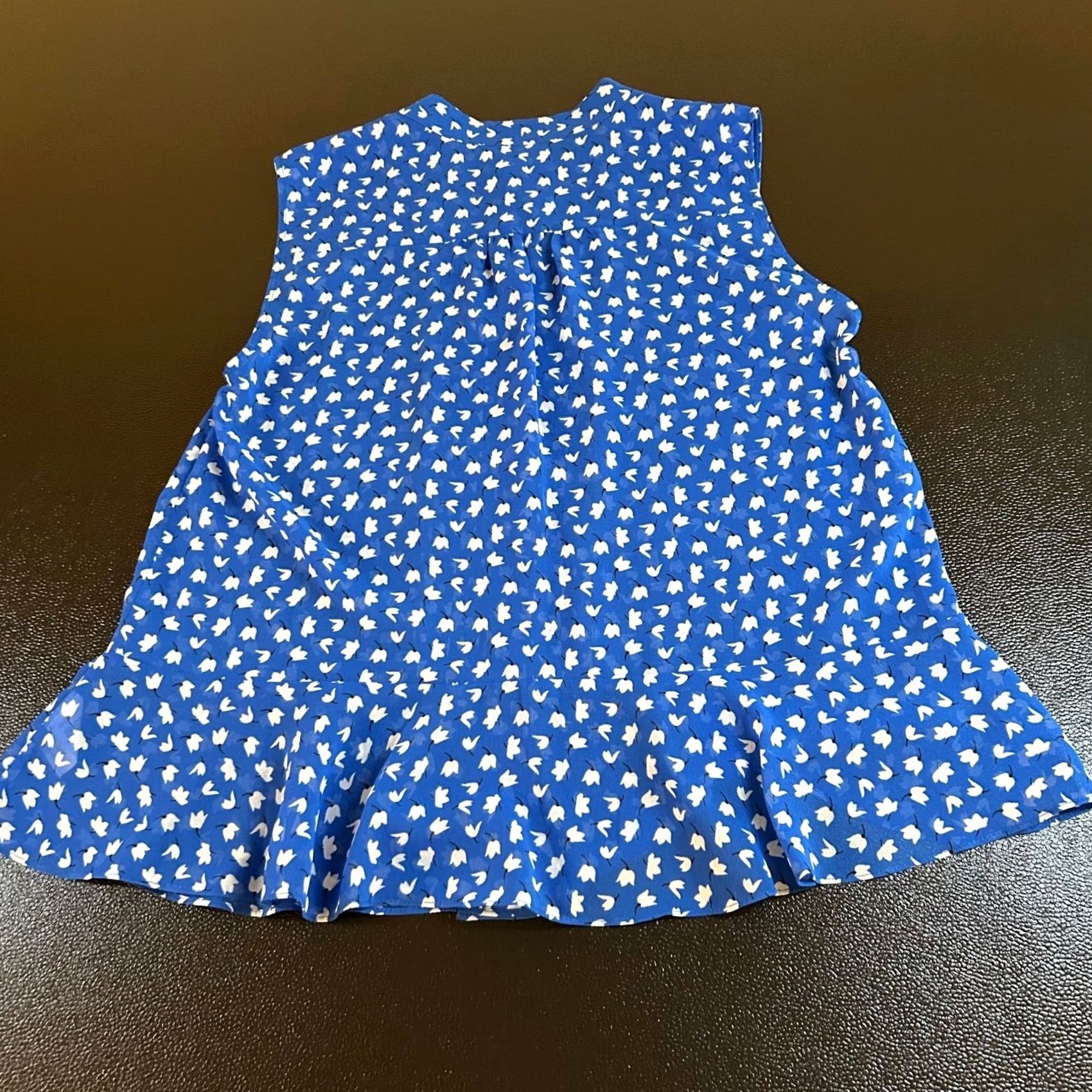 Vintage Cabi Peplum Blouse Womens M Blue Floral Sleeveless Pintuck Button Casual 5530 Size M / US 6-8 / IT 42-44 - 3 Thumbnail