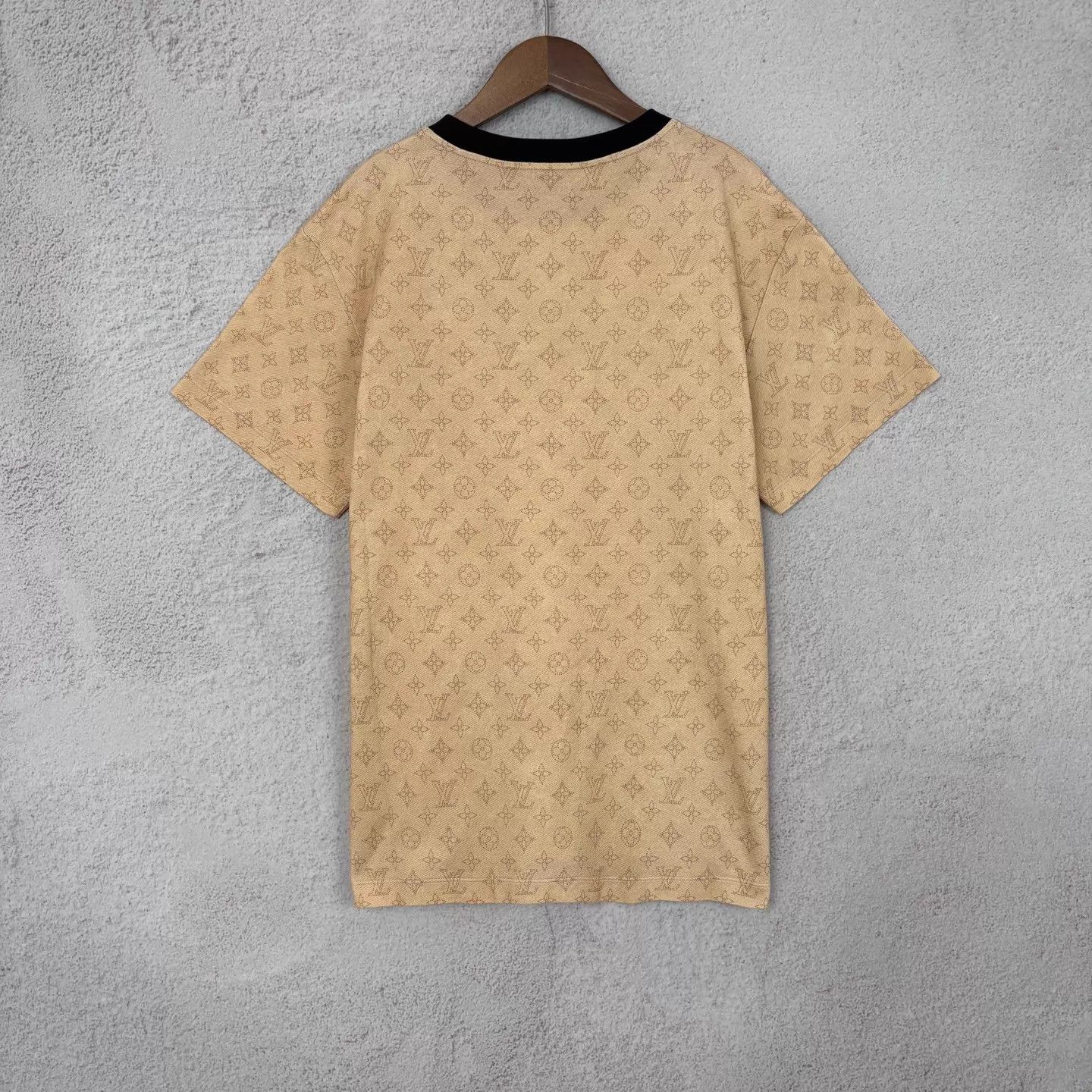 Louis Vuitton LV all-over vintage badge print beige short tee L Size US L / EU 52-54 / 3 - 2 Thumbnail