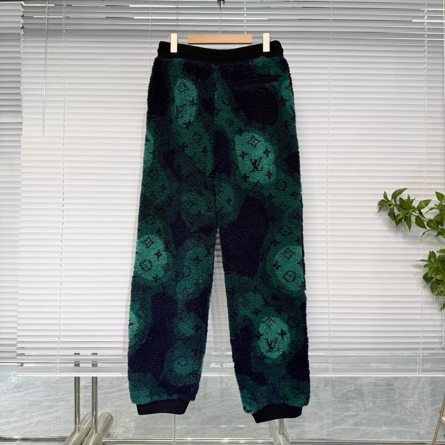 Louis Vuitton Green Patterned Sweatpants with Elastic Waist Size US 34 / EU 50 - 2 Thumbnail