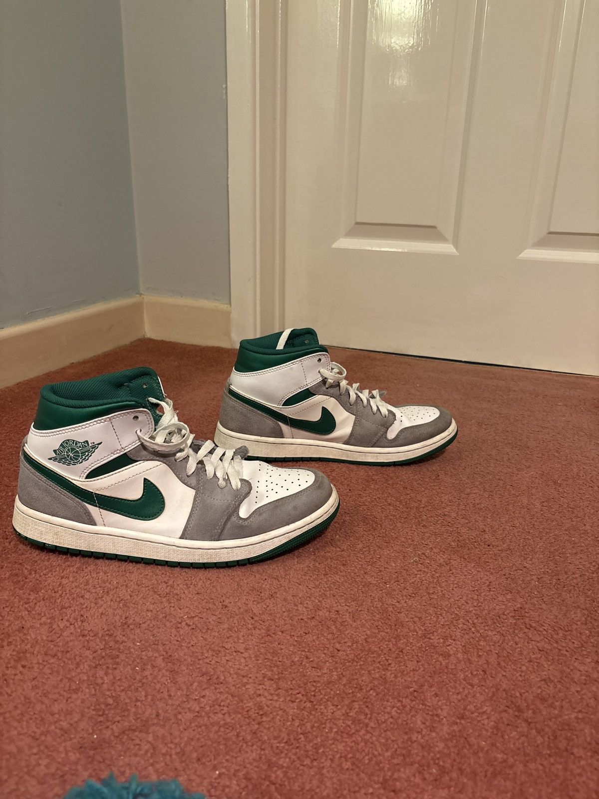 Jordan Brand White/green jordan 1 mids Size US 7 / EU 40 - 1 Thumbnail