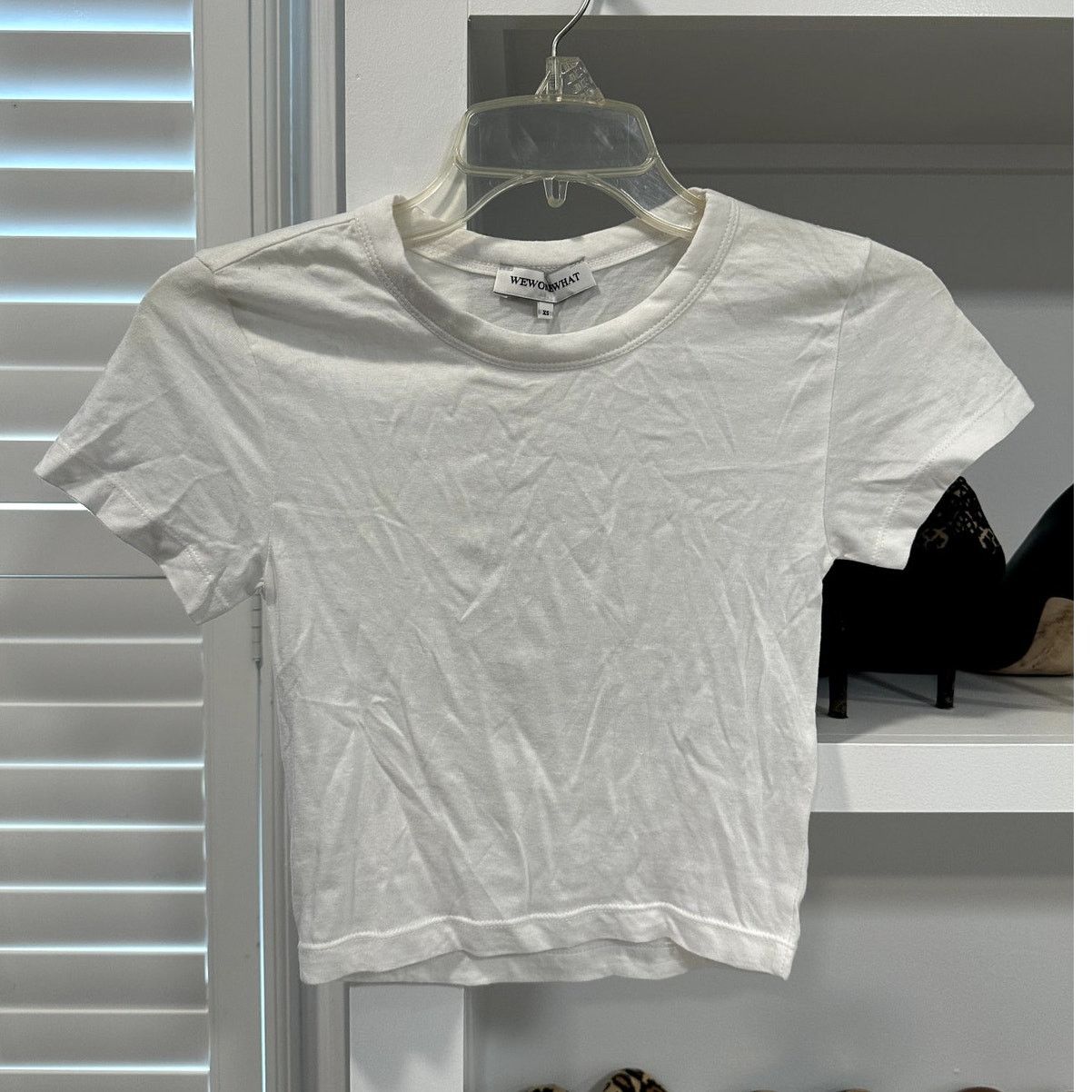 WeWoreWhat WeWoreWhat White Crop Crew Neck Short Sleeve TShirt XS NWOT Size XS / US 0-2 / IT 36-38 - 2 Thumbnail