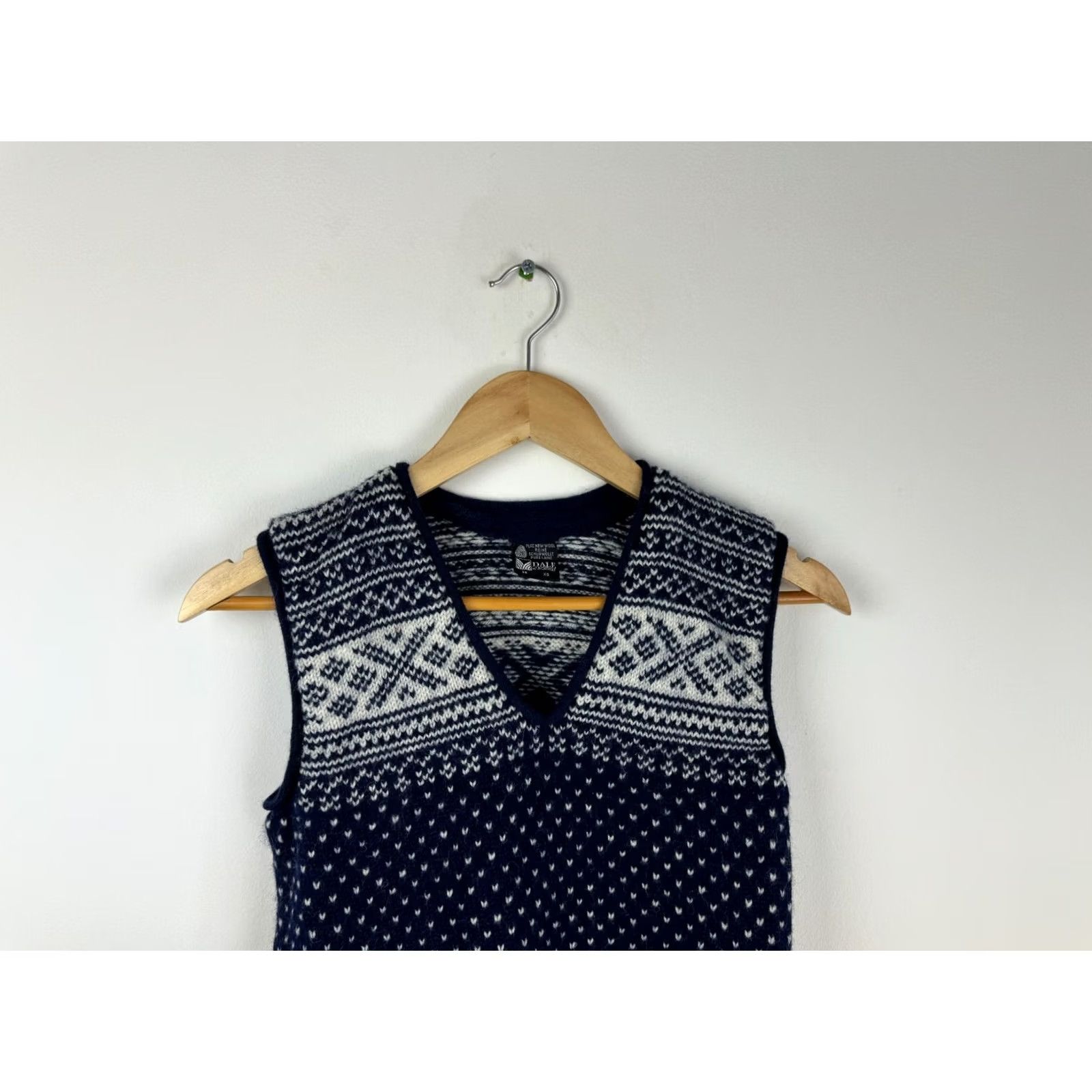 Dale Of Norway Vintage Dale Of Norway Sweater Vest Size XS Wool V-Neck Fair Isle Knit Size XS / US 0-2 / IT 36-38 - 3 Thumbnail