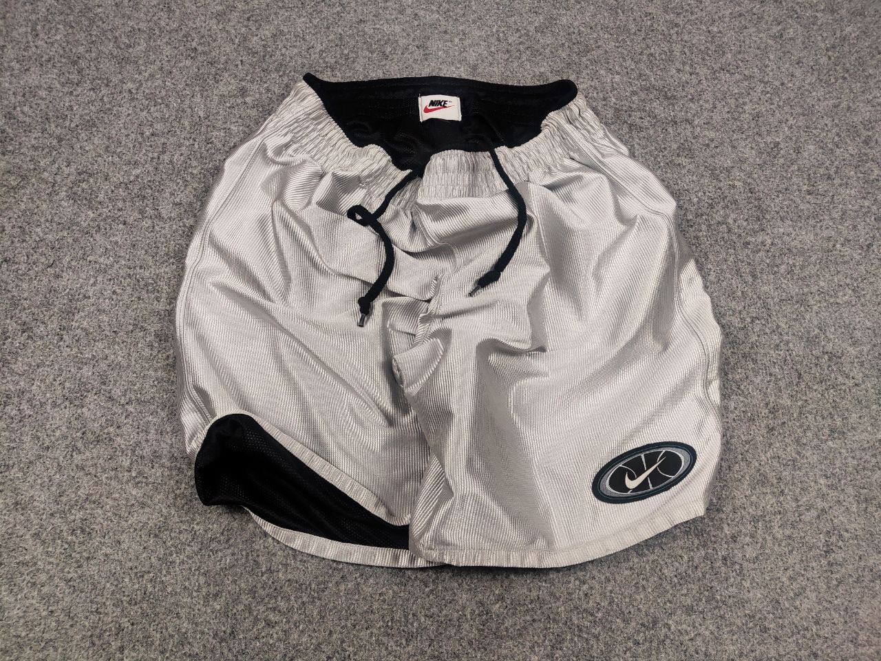 Nike 🔥 Vintage 90's Nike Swoosh reversible Silver Baggy Shorts Size US 34 / EU 50 - 2 Thumbnail