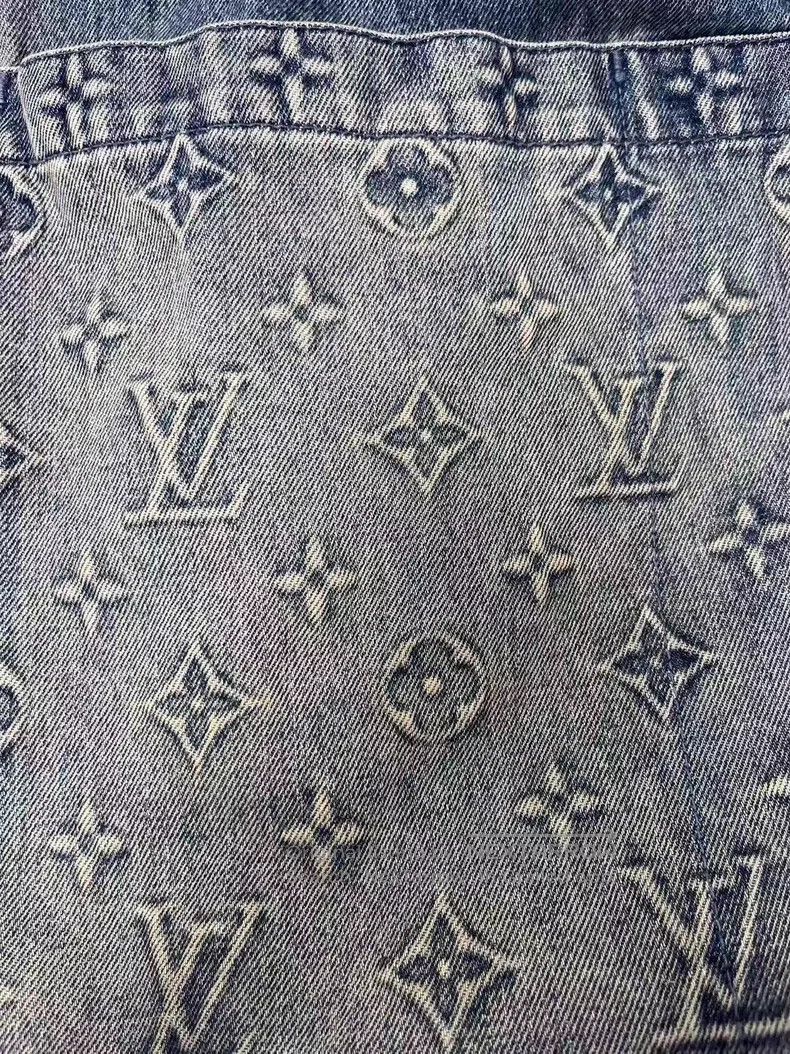 Louis Vuitton Louis Vuitton size 4l Logo Embossed Single Breasted Short S Size US M / EU 48-50 / 2 - 3 Thumbnail