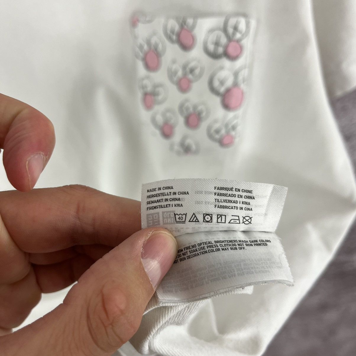 Kaws × Uniqlo Uniqlo x Kaws T-Shirt Pocket Logo Y2K White Size S Size US S / EU 44-46 / 1 - 12 Thumbnail
