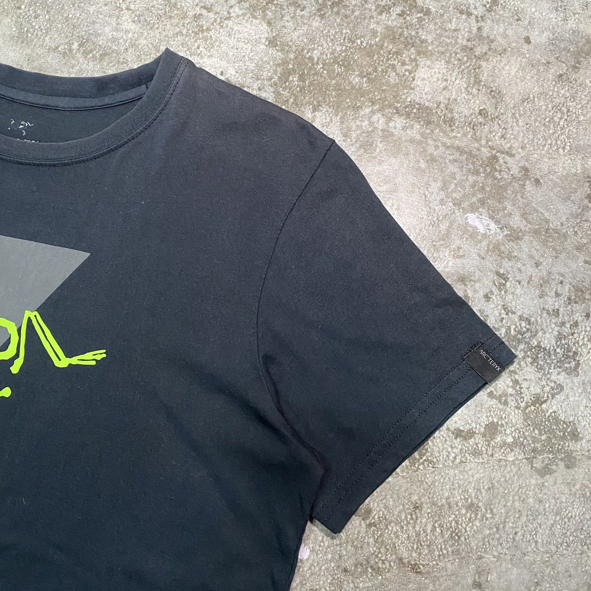 Arc'teryx × Vintage Arc’teryx Neon Big Logo Outdoor T Shirt Size US M / EU 48-50 / 2 - 6 Thumbnail