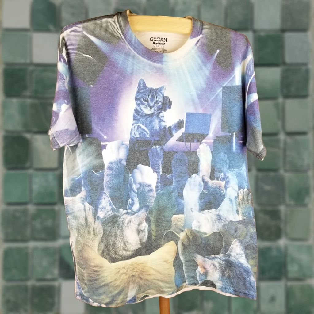 Gildan VINTAGE Y2K DJ CAT ALL OVER PRINT WHITE COTTON T-SHIRT SZ LARGE Size US L / EU 52-54 / 3 - 1 Thumbnail