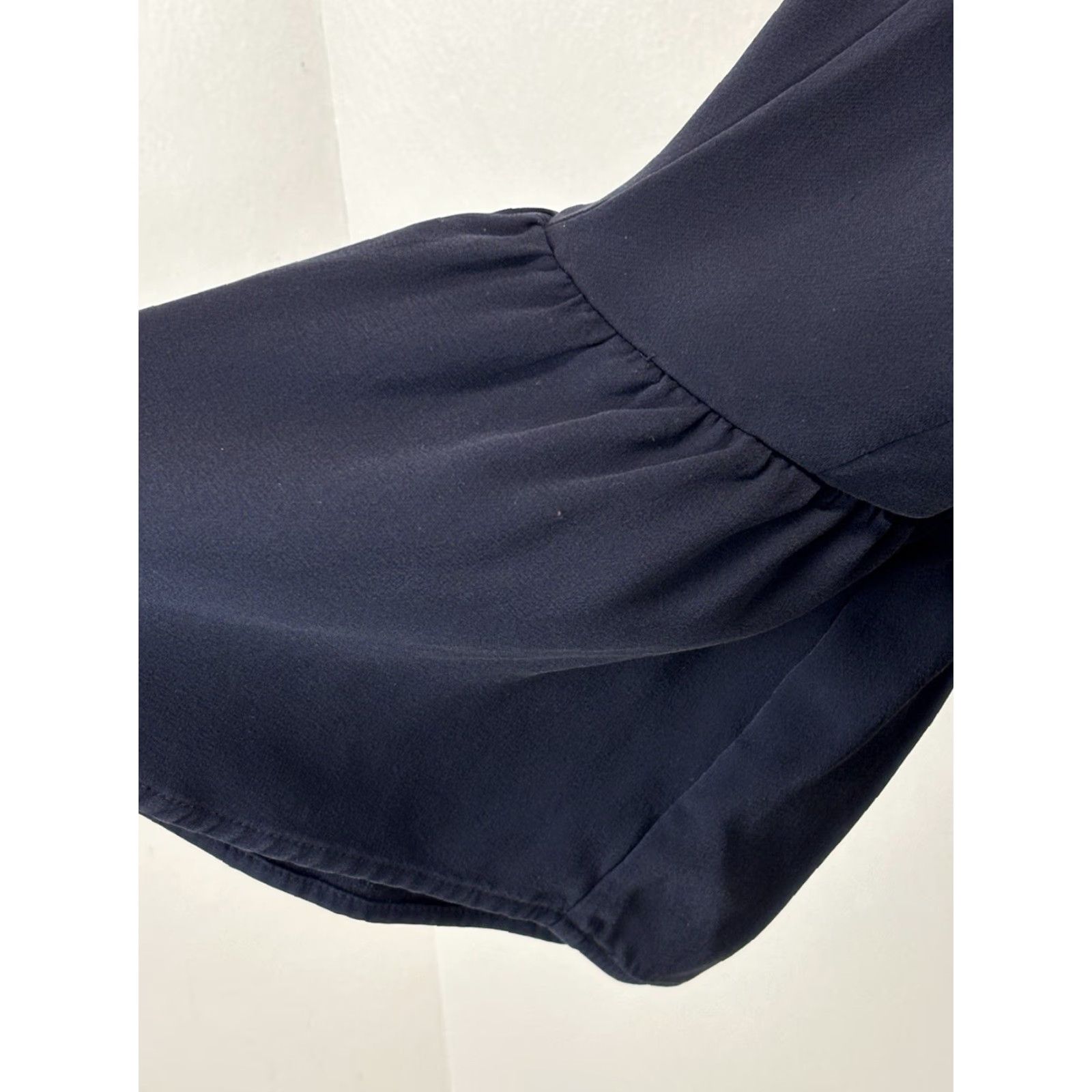 St. John St. John Blouse 100% Silk Women’s Medium Navy 3/4 Sleeve Bell Sleeve Classic Split Neck Zip Blouse Mens? Size M / US 6-8 / IT 42-44 - 6 Thumbnail