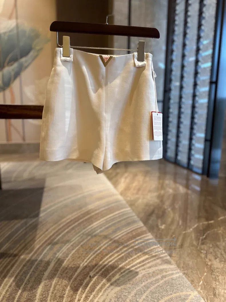 Valentino Valentino White shorts, V-shaped metal logo Size 37" - 1 Thumbnail