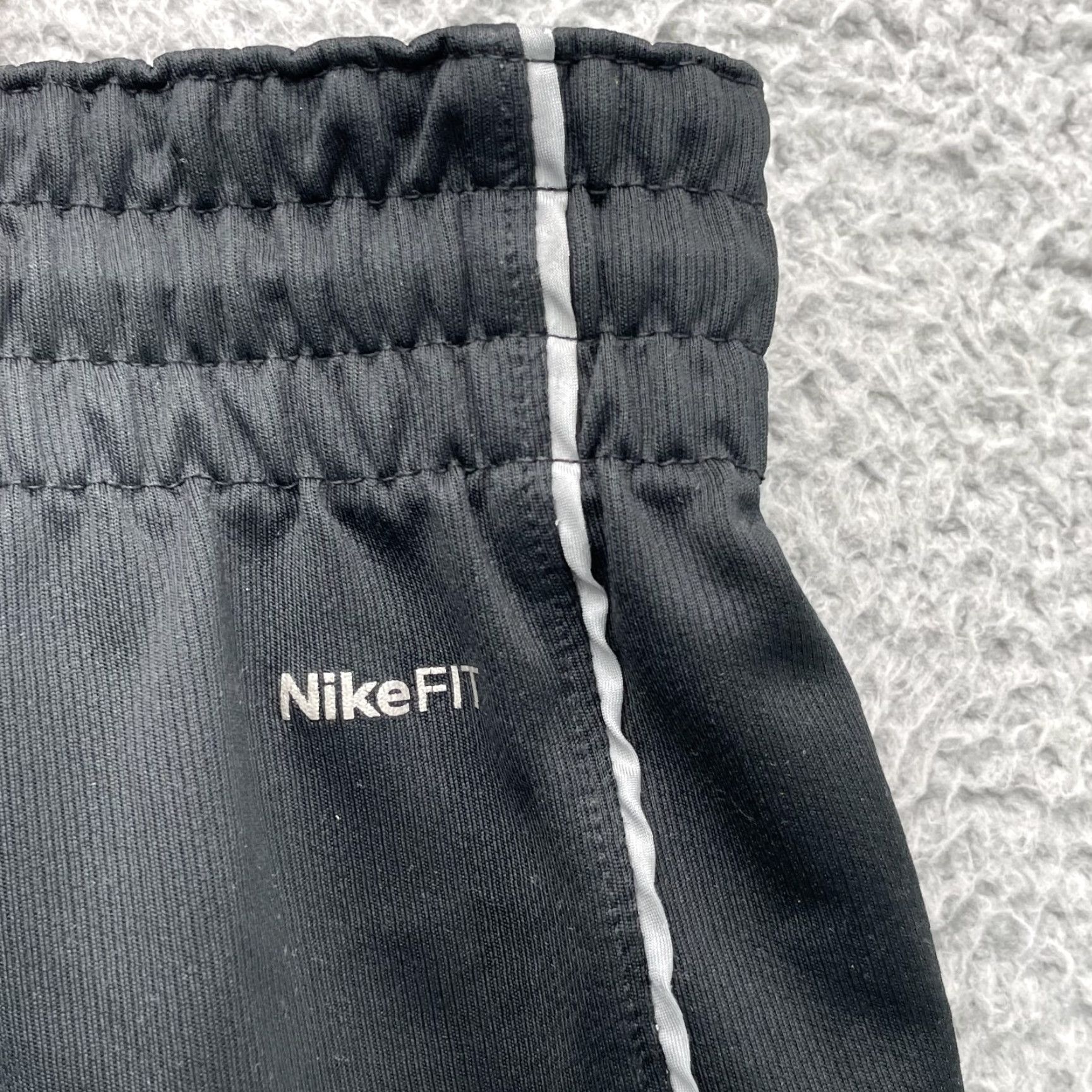 Nike VINTAGE Nike Basketball Shorts Men Large Athletic Retro Training 90s Sportswear Shorts Size US 33 - 7 Thumbnail