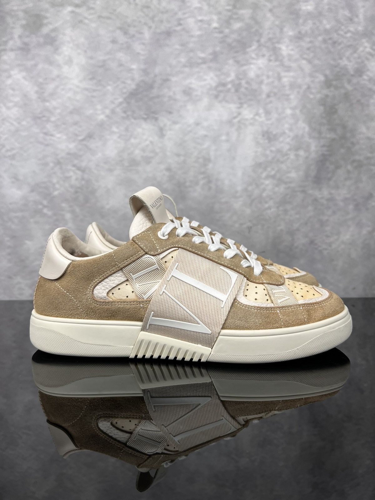 Valentino Valentino Garavani Leather Low-Top Sneakers Beige | Size 40 Size US 7 / EU 40 - 2 Thumbnail