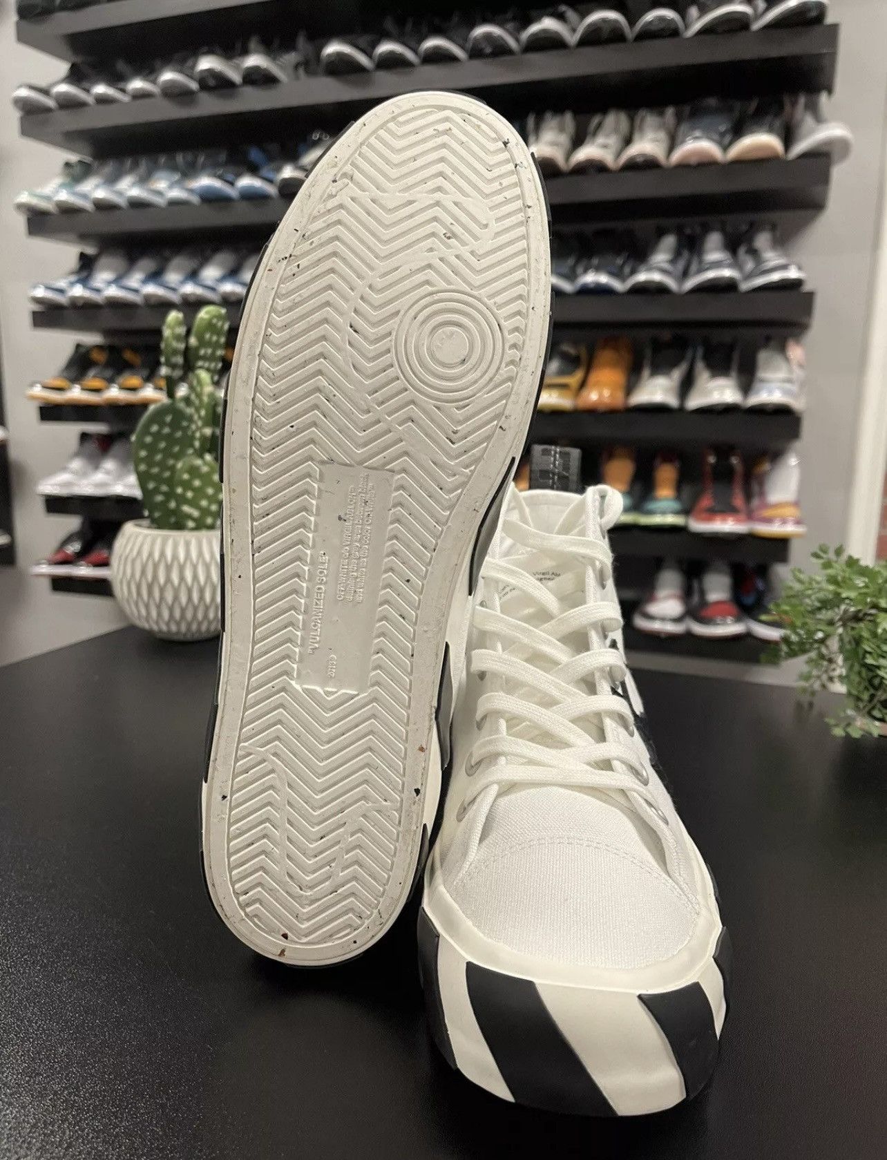 Off-White Size 41 - Off-White Vulcanized Mid-Top Sneakers White Men’s Size US 8 / EU 41 - 8 Thumbnail