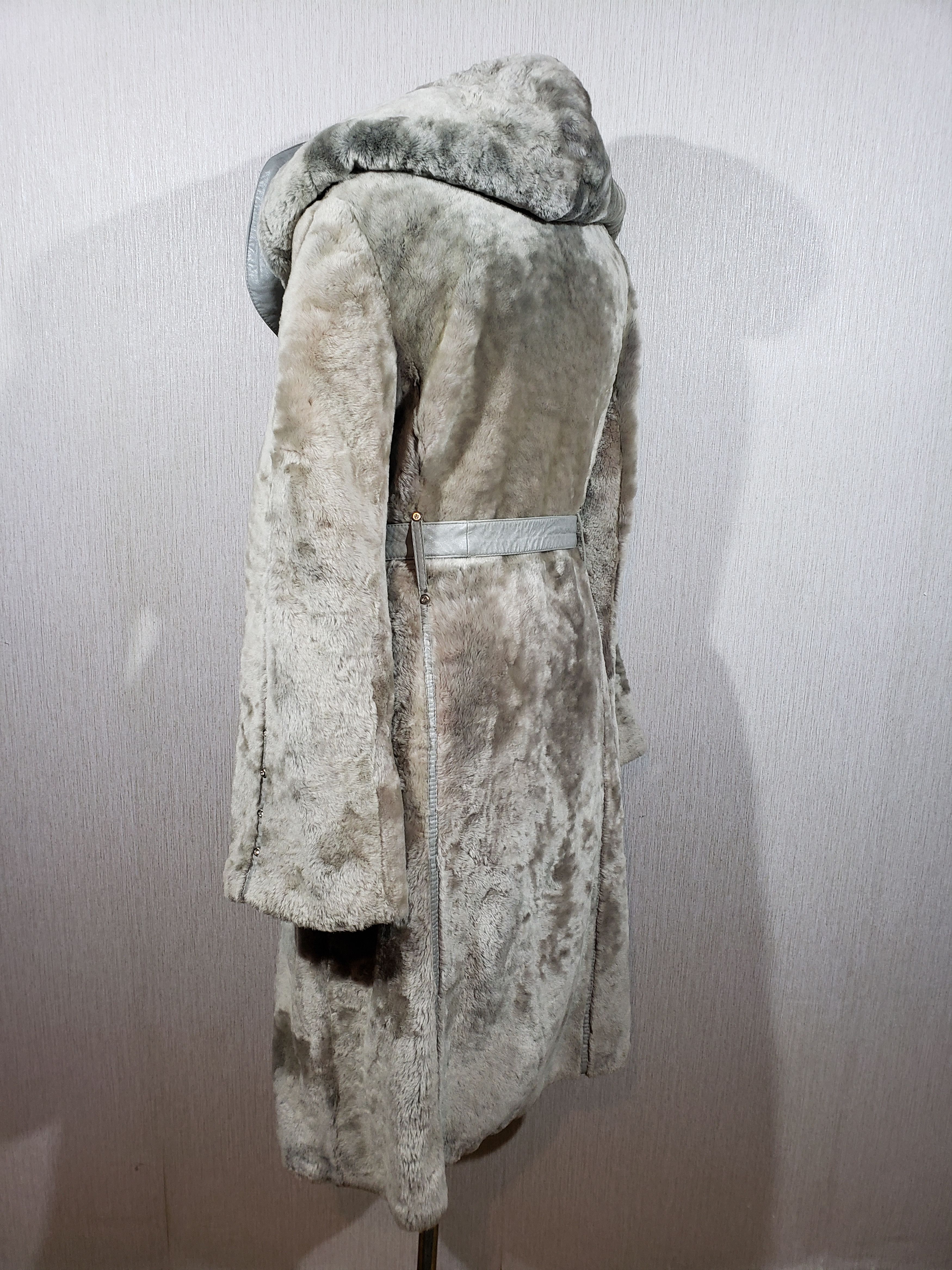 Other onderful women's sheepskin coat with a luxurious fur hood. Size L / US 10 / IT 46 - 6 Thumbnail