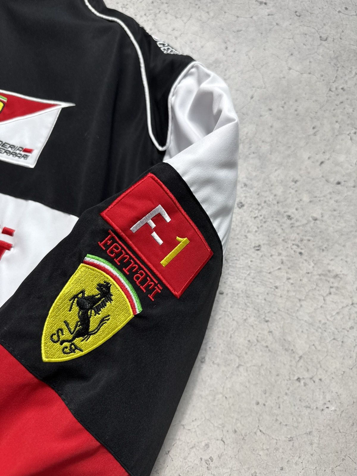 Ferrari Ferrari F1 Racing Bomber Jacket Hype Rare Big Logo Size US L / EU 52-54 / 3 - 7 Thumbnail