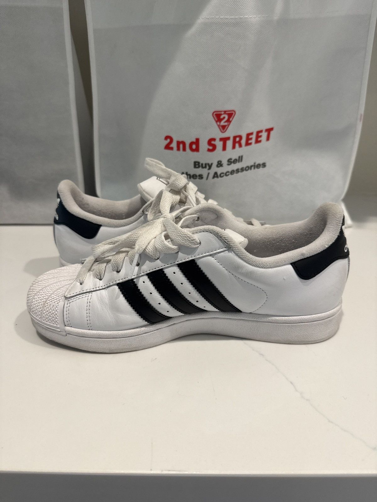 Adidas Adidas superstars Size US 9 / EU 42 - 6 Thumbnail