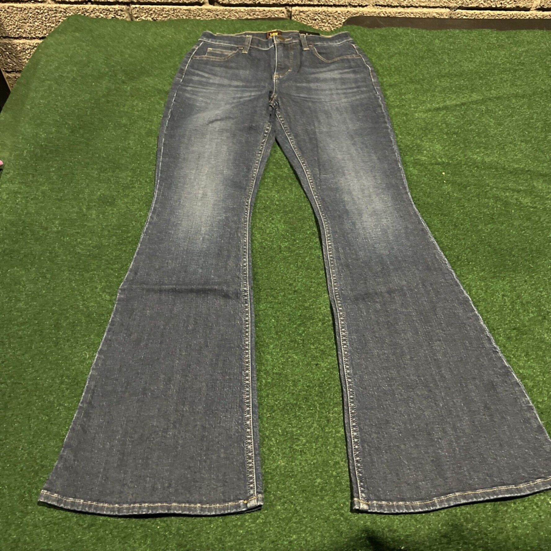 Lee New LEE Womens Flare Jeans Size 6 Medium Wash Cotton Spandex Blend Blue. 28x33 Size 28" / US 6 / IT 42 - 6 Thumbnail