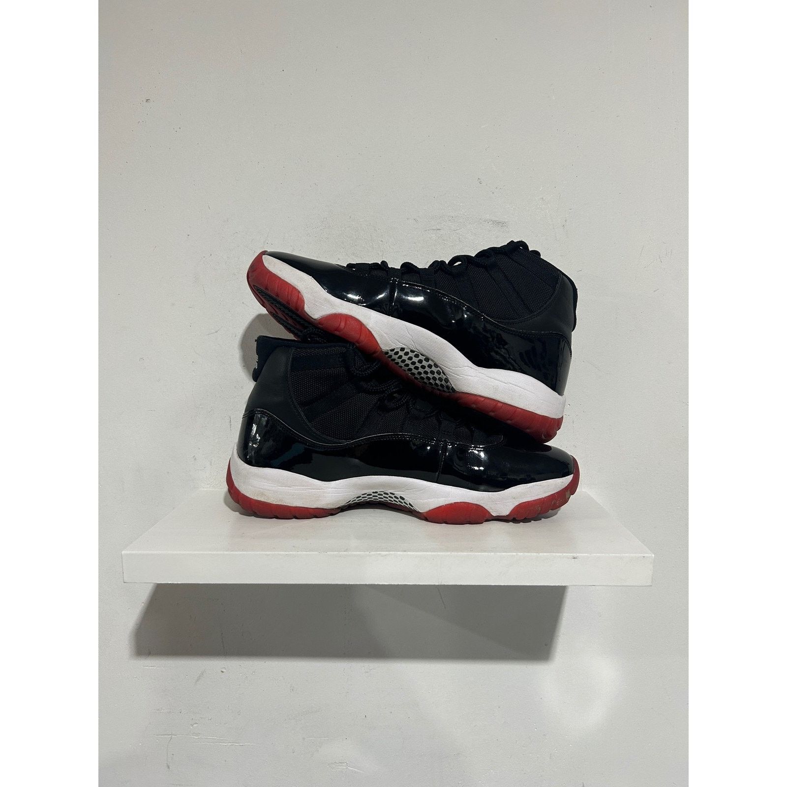 Nike JORDAN 11 RETRO 'PLAYOFFS BRED 2019' SIZE 12 PREOWNED Size US 12 / EU 45 - 2 Thumbnail