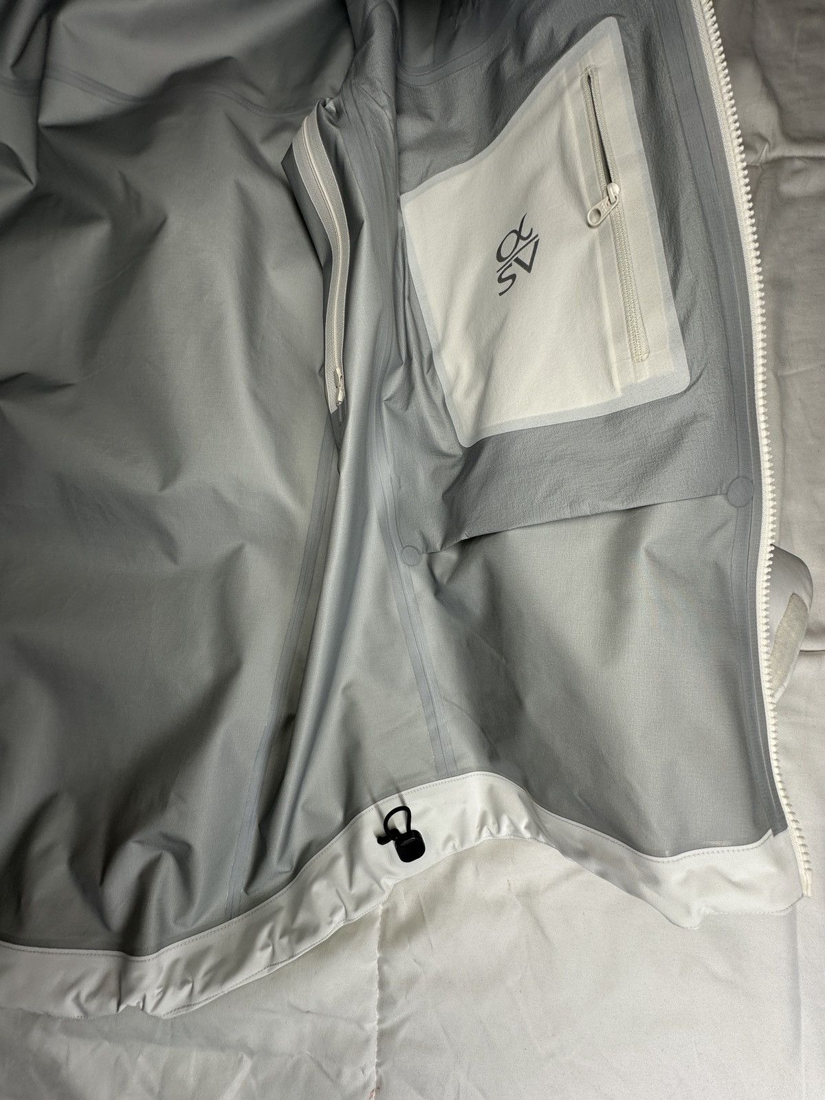 Arc'teryx Mens Arc’teryx Alpha SV (Whiteout) Size US M / EU 48-50 / 2 - 6 Thumbnail
