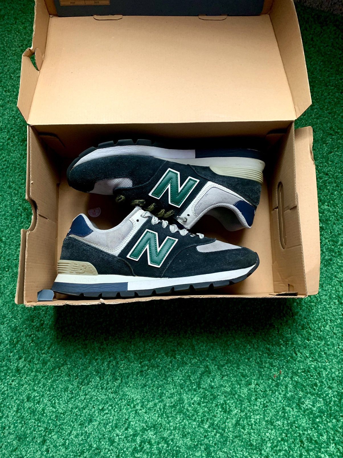 New Balance Black and Green New Balance 574 Size US 9 / EU 42 - 1 Thumbnail