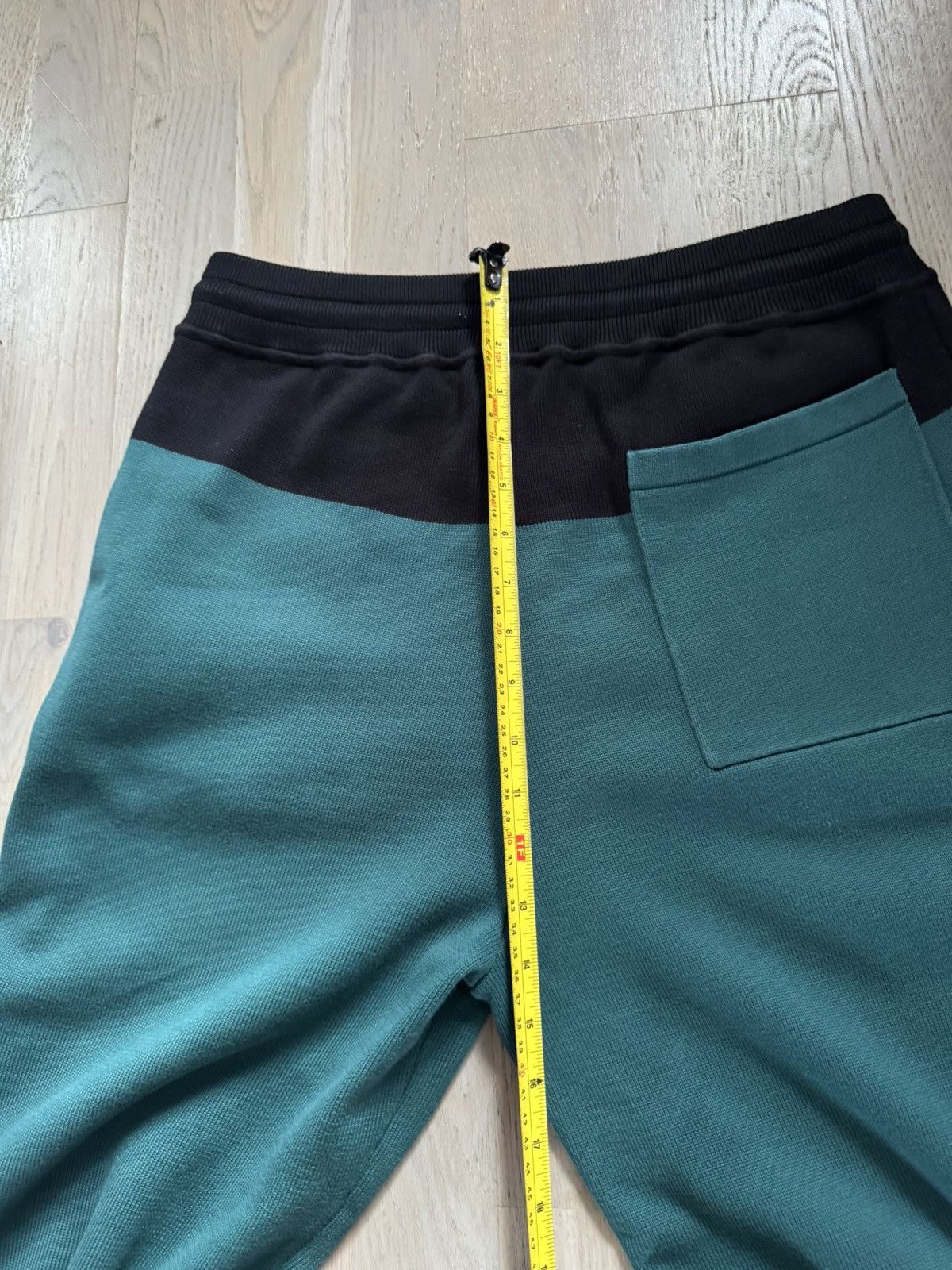 Louis Vuitton LOUIS VUITTON HYBRID NYLON JOGGER sizes in photos by tap Size US 32 / EU 48 - 7 Thumbnail