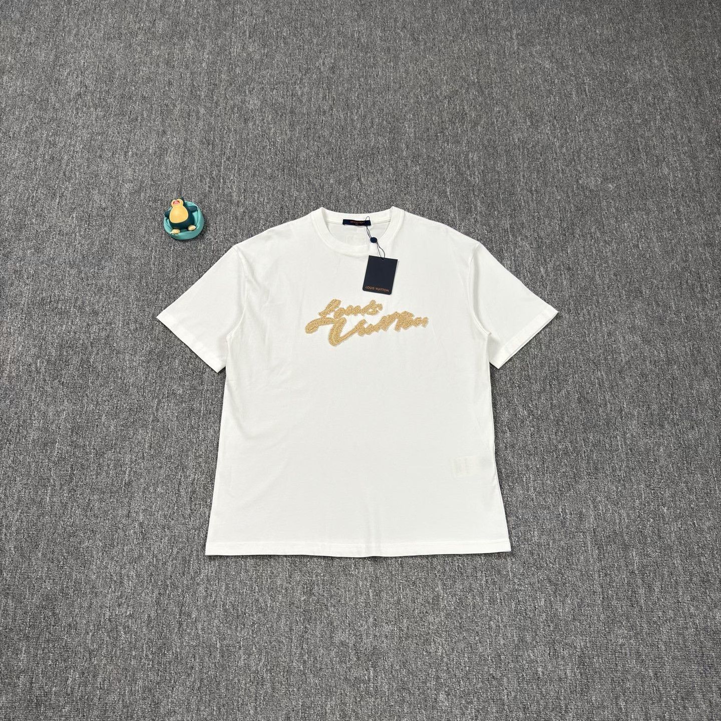 Louis Vuitton LV 25 Embroidered Cursive Slogan Tee Size US XXL / EU 58 / 5 - 1 Thumbnail