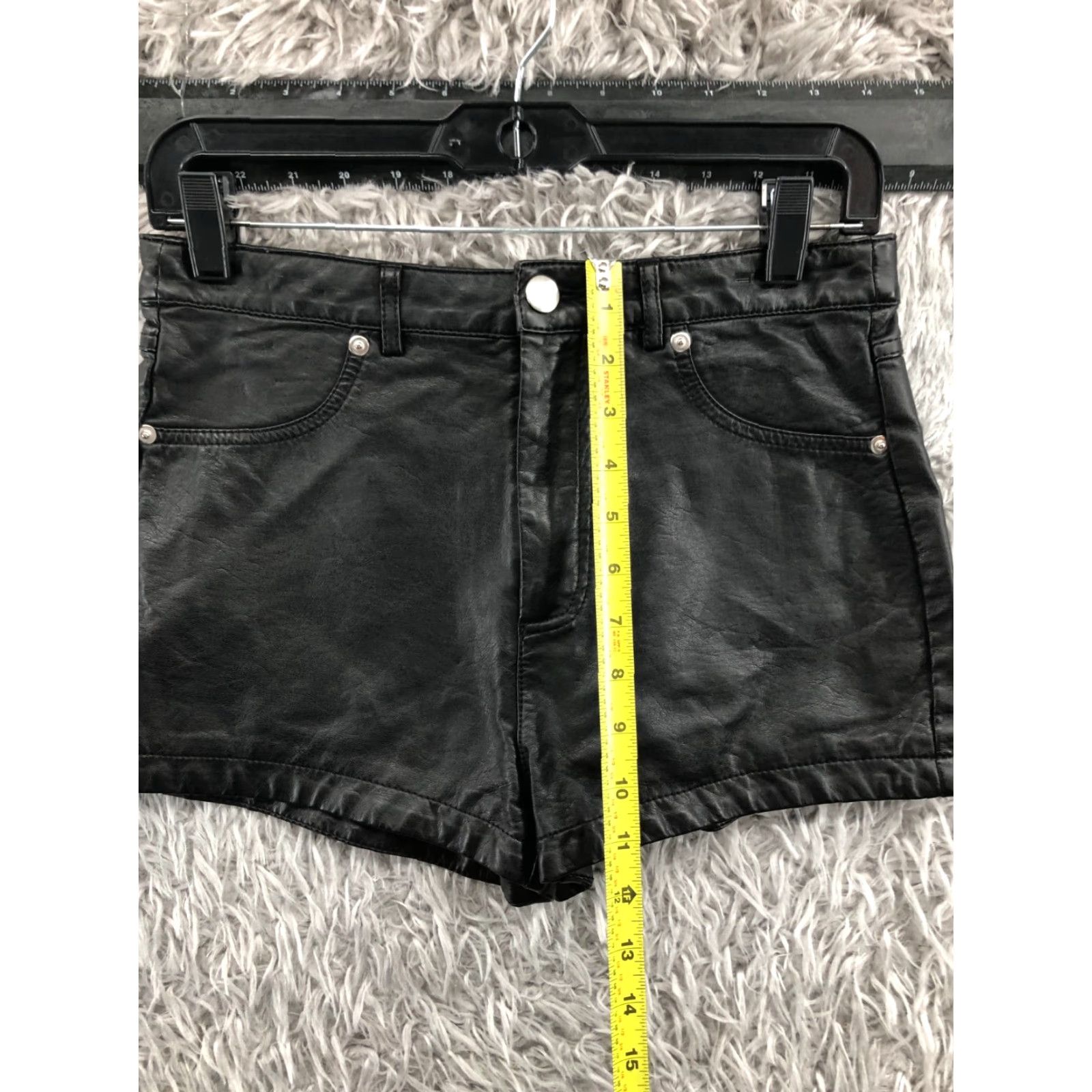 Forever 21 FOREVER 21 Boyfriend Shorts Womens M Black Polyurethane Denim 5-Pocket Mid Rise Casual Vintage No Size 32" / US 10 / IT 46 - 3 Thumbnail