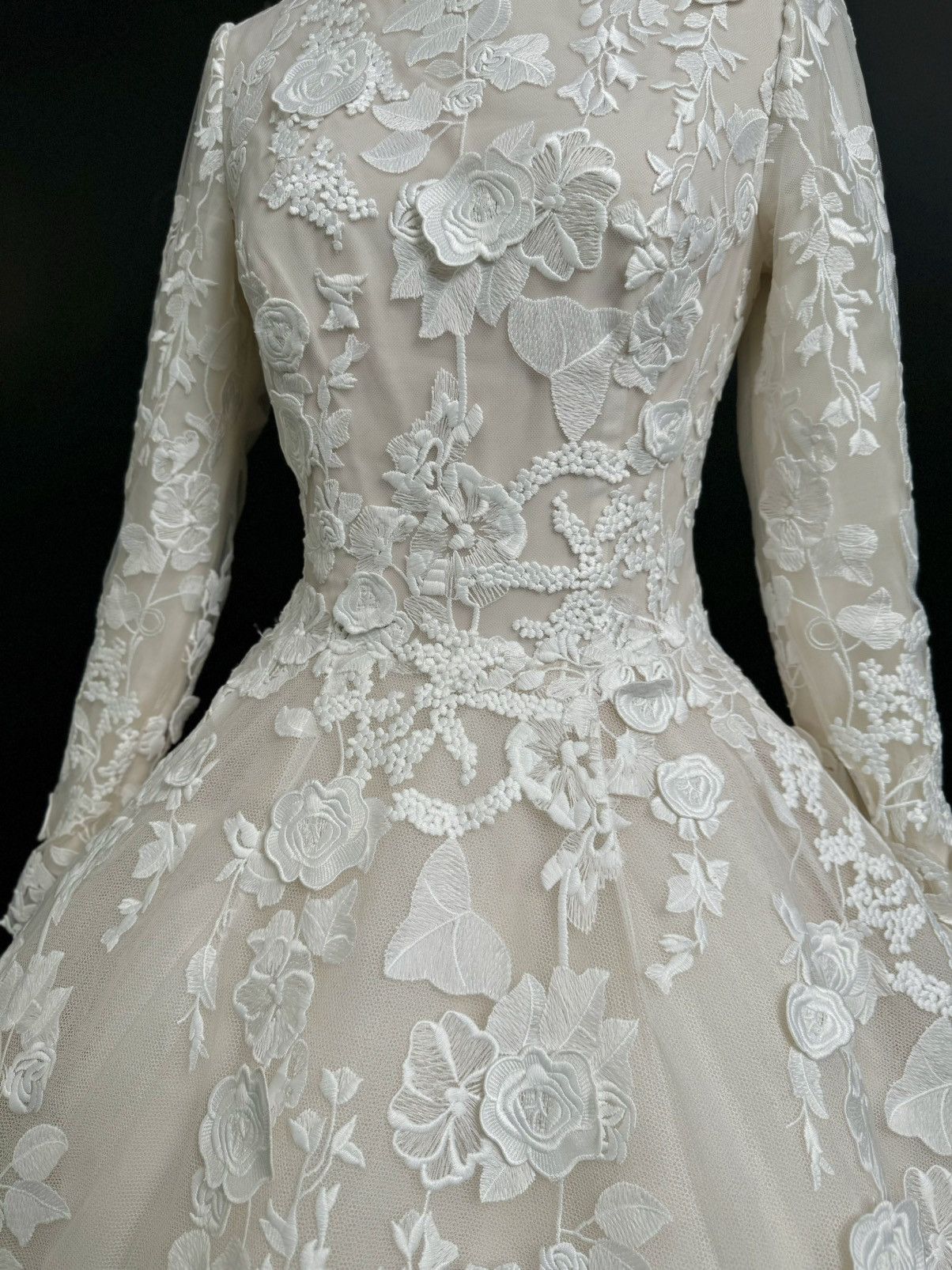 Other Preloved US 4 Anna Augusta 3D Embroidery Lace Wedding Dress Size S / US 4 / IT 40 - 4 Thumbnail