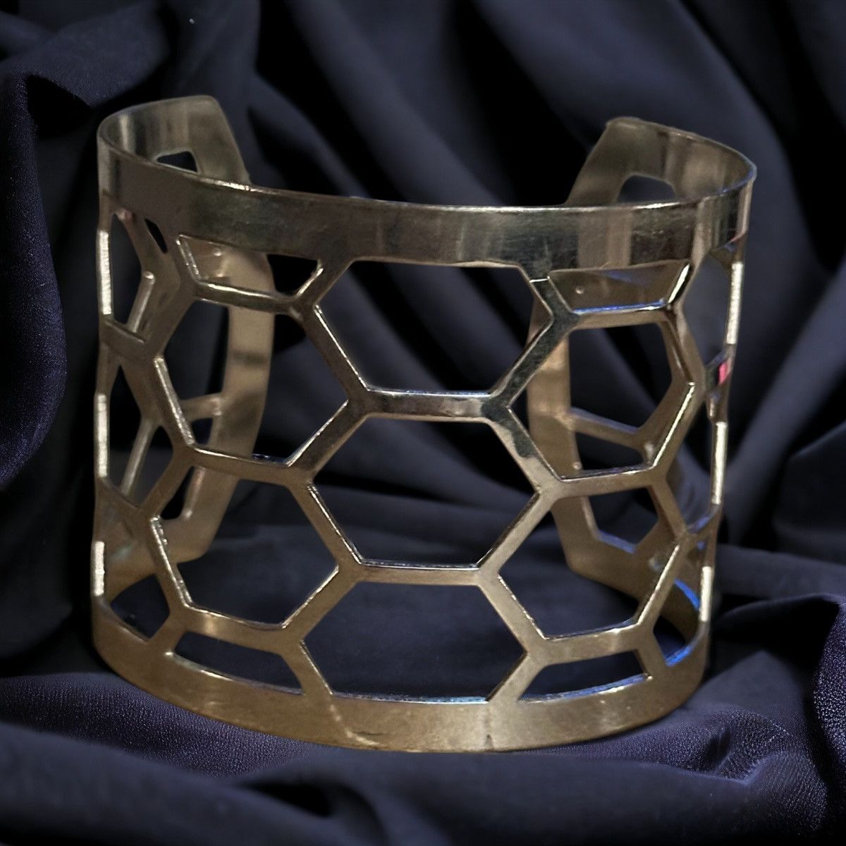Other Wide silver tone honeycomb cut out bangle cuff bracelet Size ONE SIZE - 1 Thumbnail