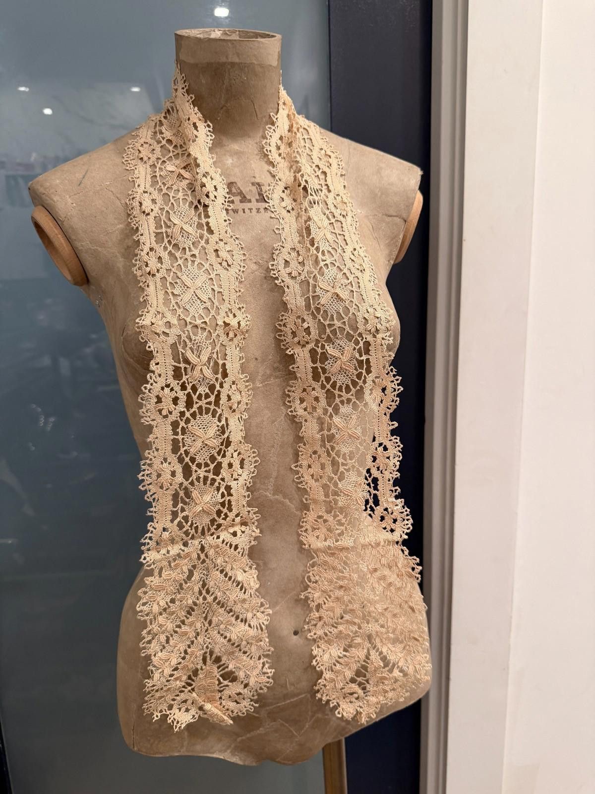 Other Antique Bedfordshire Cluny Lace Lappet Scarf w Original Case Size ONE SIZE - 1 Thumbnail