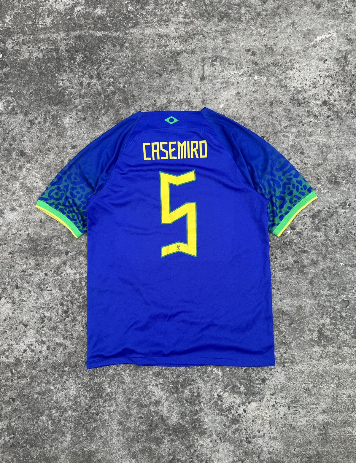 Vintage Vintage Nike Brazil 5 Casemiro Soccer Jersey Blokecore L Y2K Size US L / EU 52-54 / 3 - 3 Thumbnail