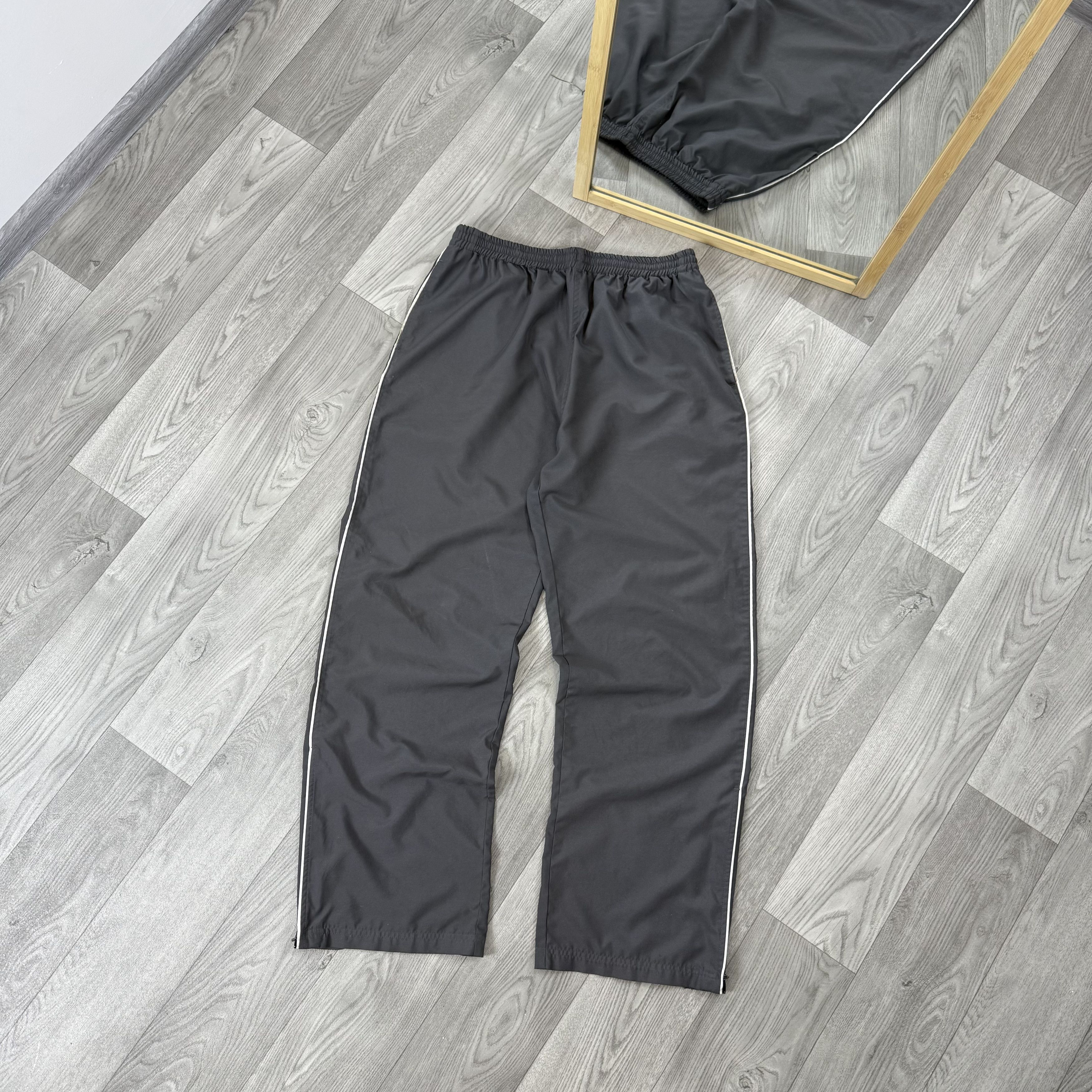 Perry Ellis Vintage Perry Ellis Sport 90s Grey Nylon Trackpants Size US 34 / EU 50 - 1 Thumbnail