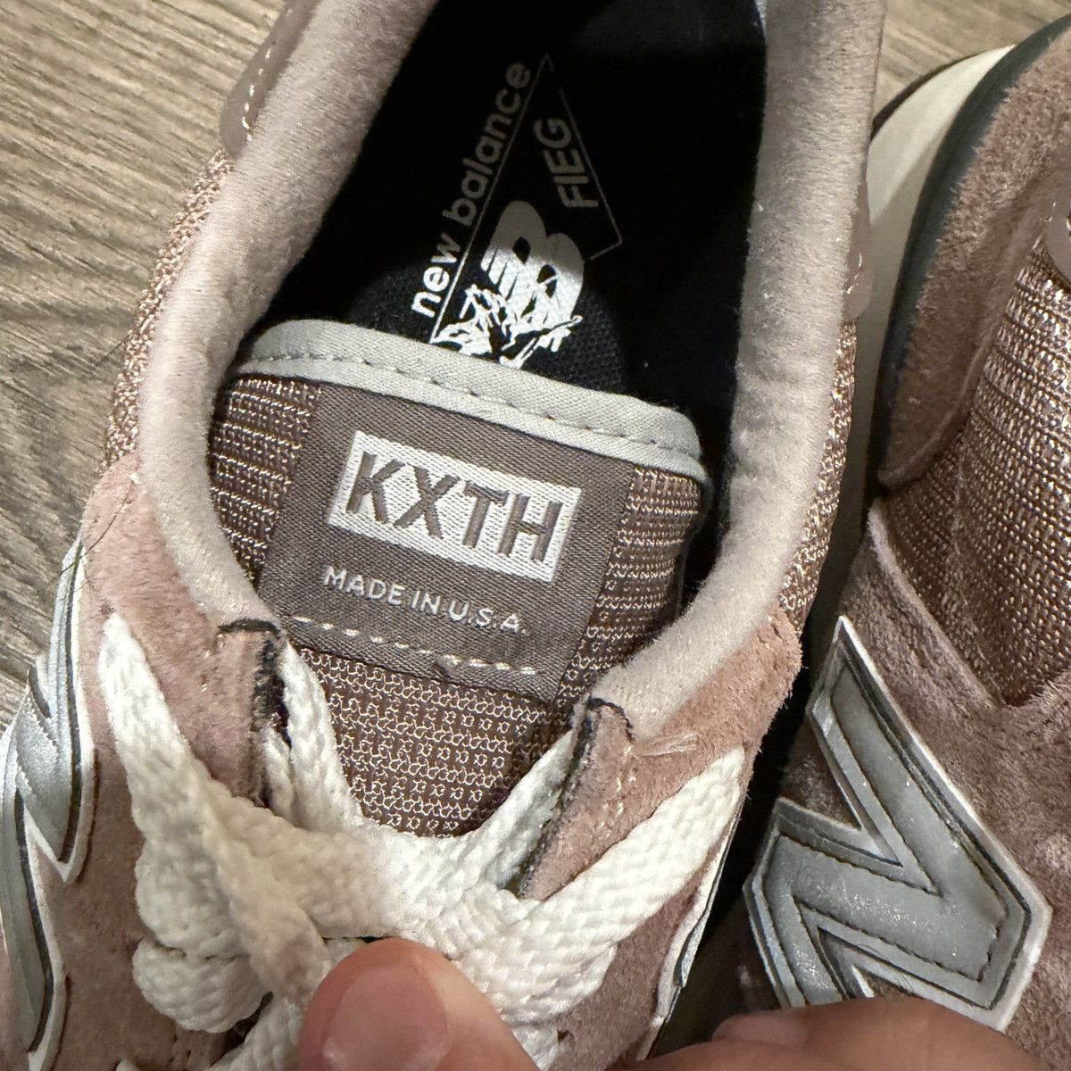 Kith × New Balance Kith New Balance 990v1 Dusty Rose Size US 8 / EU 41 - 4 Thumbnail
