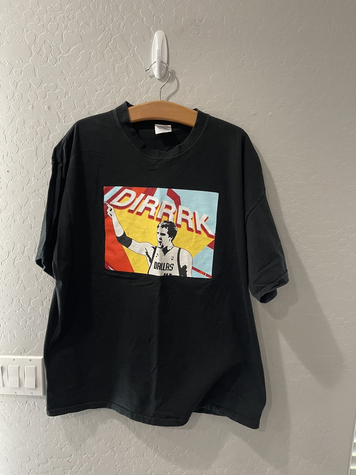 Hanes × NBA × Vintage Vintage Dirk Nowitzki Mavericks Box Logo Shirt Size XL Size US XL / EU 56 / 4 - 1 Thumbnail