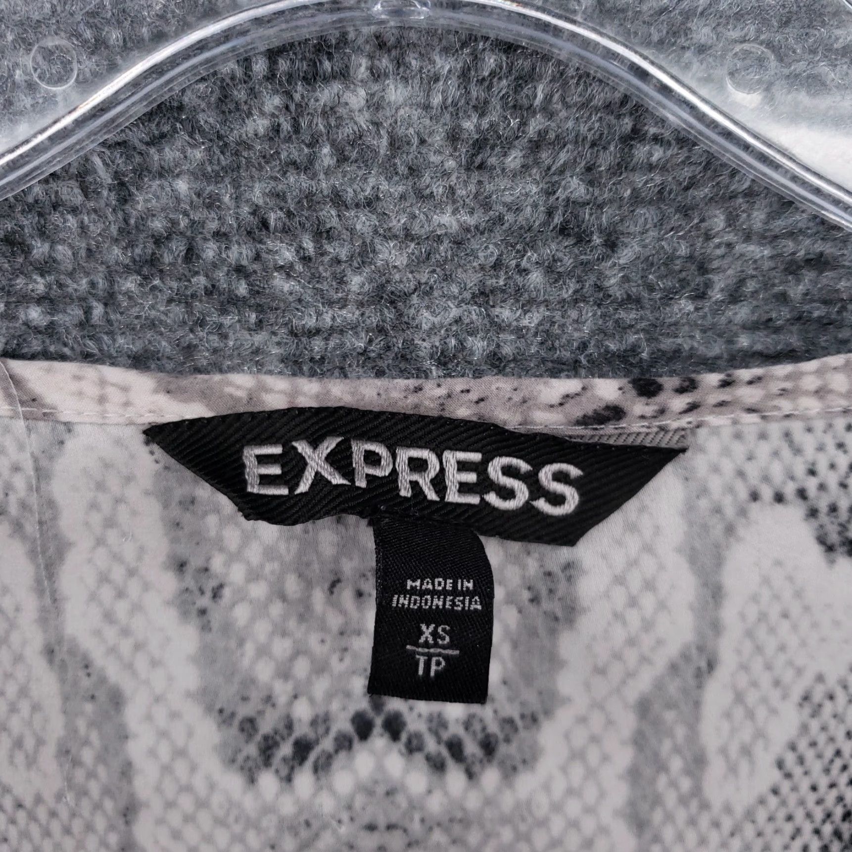 Express Express T-Shirt Womens XS Gray Snakeskin V-Neck Short Sleeve Casual Top Size XS / US 0-2 / IT 36-38 - 3 Thumbnail