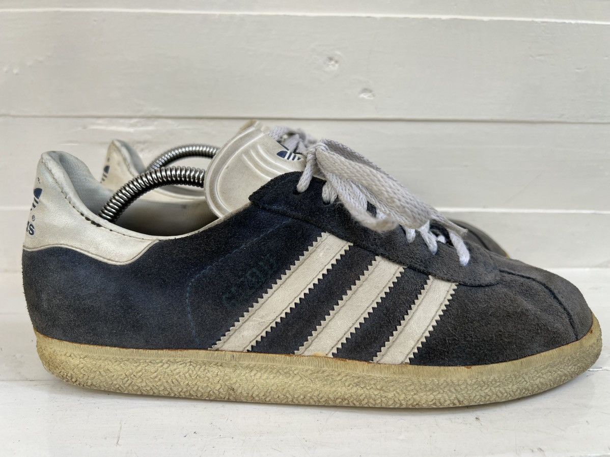 Adidas RARE Vintage Adidas Gazelle Navy Blue Suede White Shoes Size US 9 / EU 42 - 6 Thumbnail