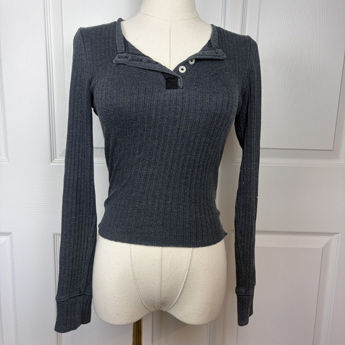 American Eagle Outfitters American eagle gray ribbed long sleeve Henley Size XS / US 0-2 / IT 36-38 - 1 Thumbnail