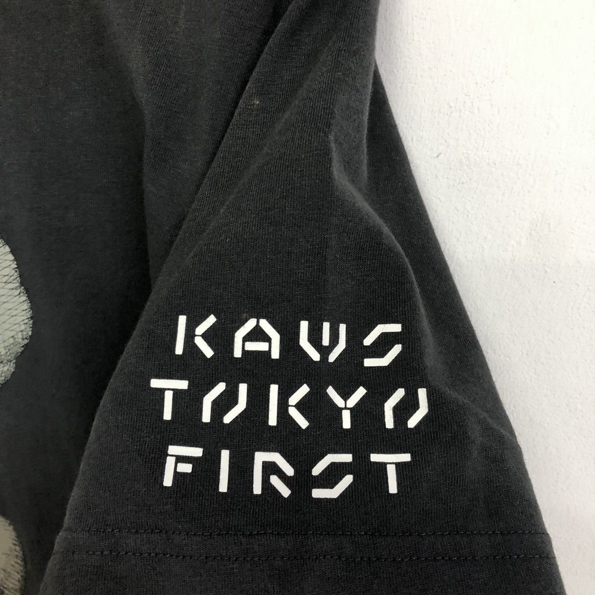 Kaws KAWS Tokyo First X Uniqlo Graphic Tshirt Size US L / EU 52-54 / 3 - 8 Thumbnail