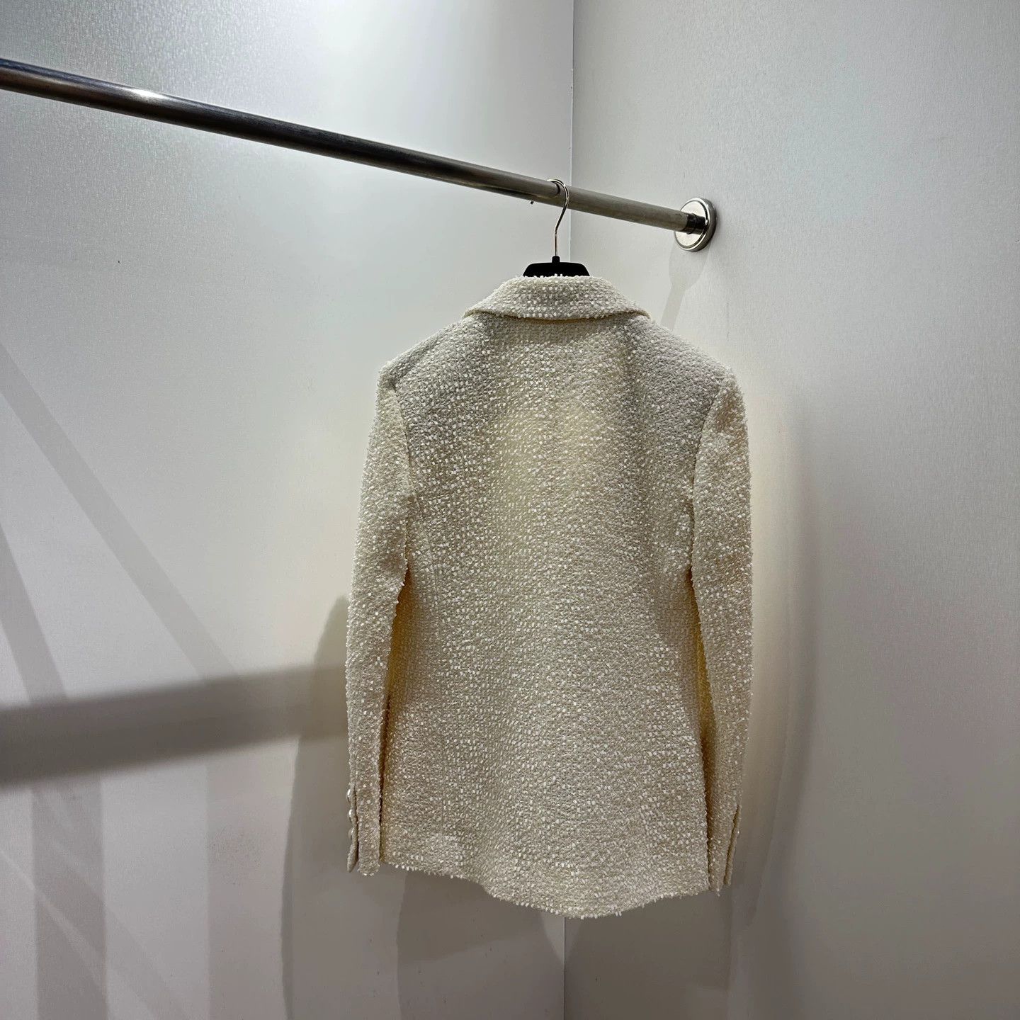 Chanel Chanel apr738 Cruise Cream Pearl Button Jacket 36 Size XS / US 0-2 / IT 36-38 - 2 Thumbnail