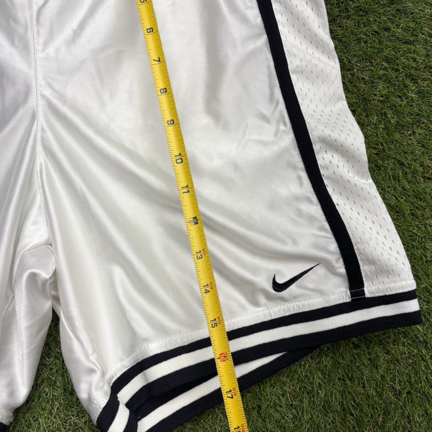 Nike VINTAGE Nike Shorts Mens L White Satin Lined 6" Inseam Basketball Dazzle Y2k Size US 33 - 7 Thumbnail