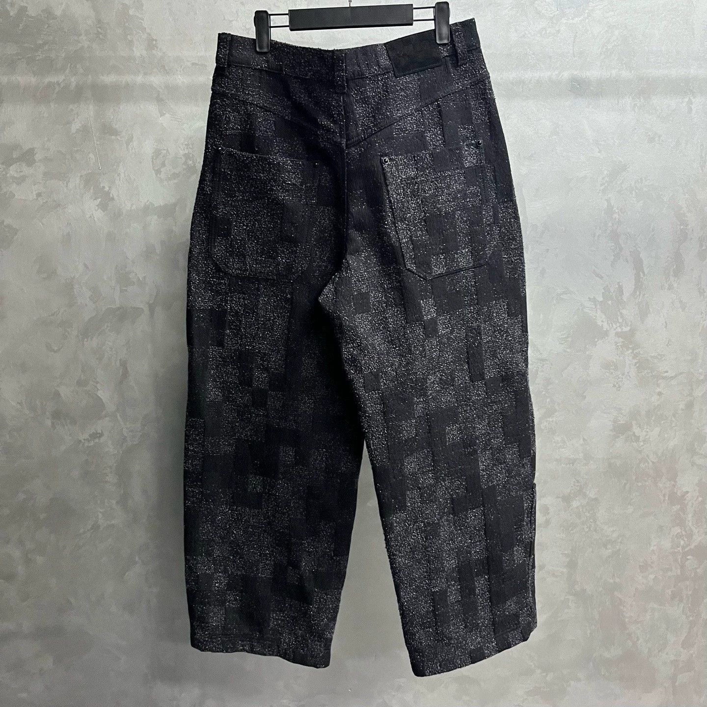 Louis Vuitton louis vuitton black studded denim cargo pants Size US 32 / EU 48 - 2 Thumbnail