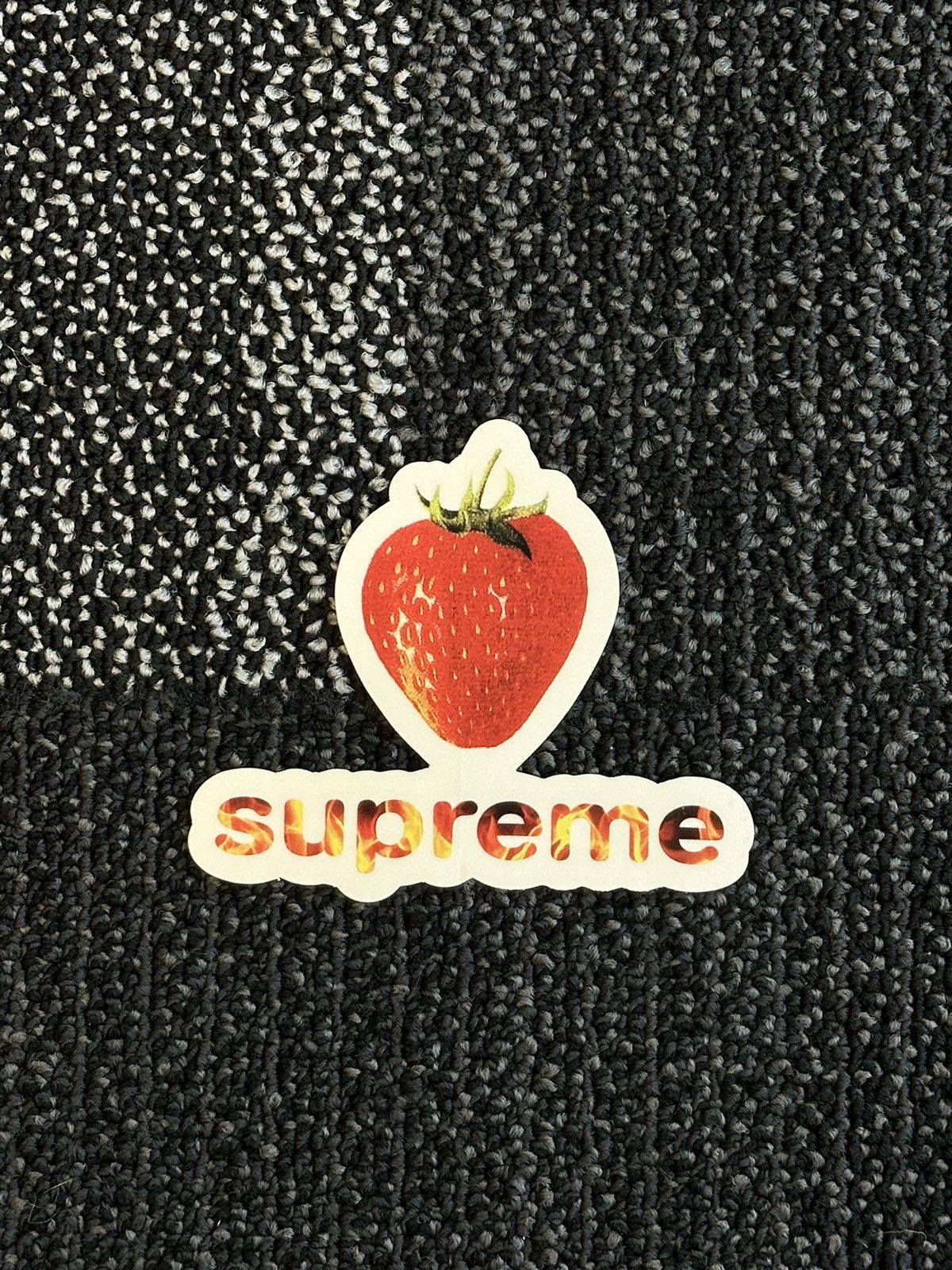 Supreme Supreme Strawberry Sticker Size ONE SIZE - 1 Preview