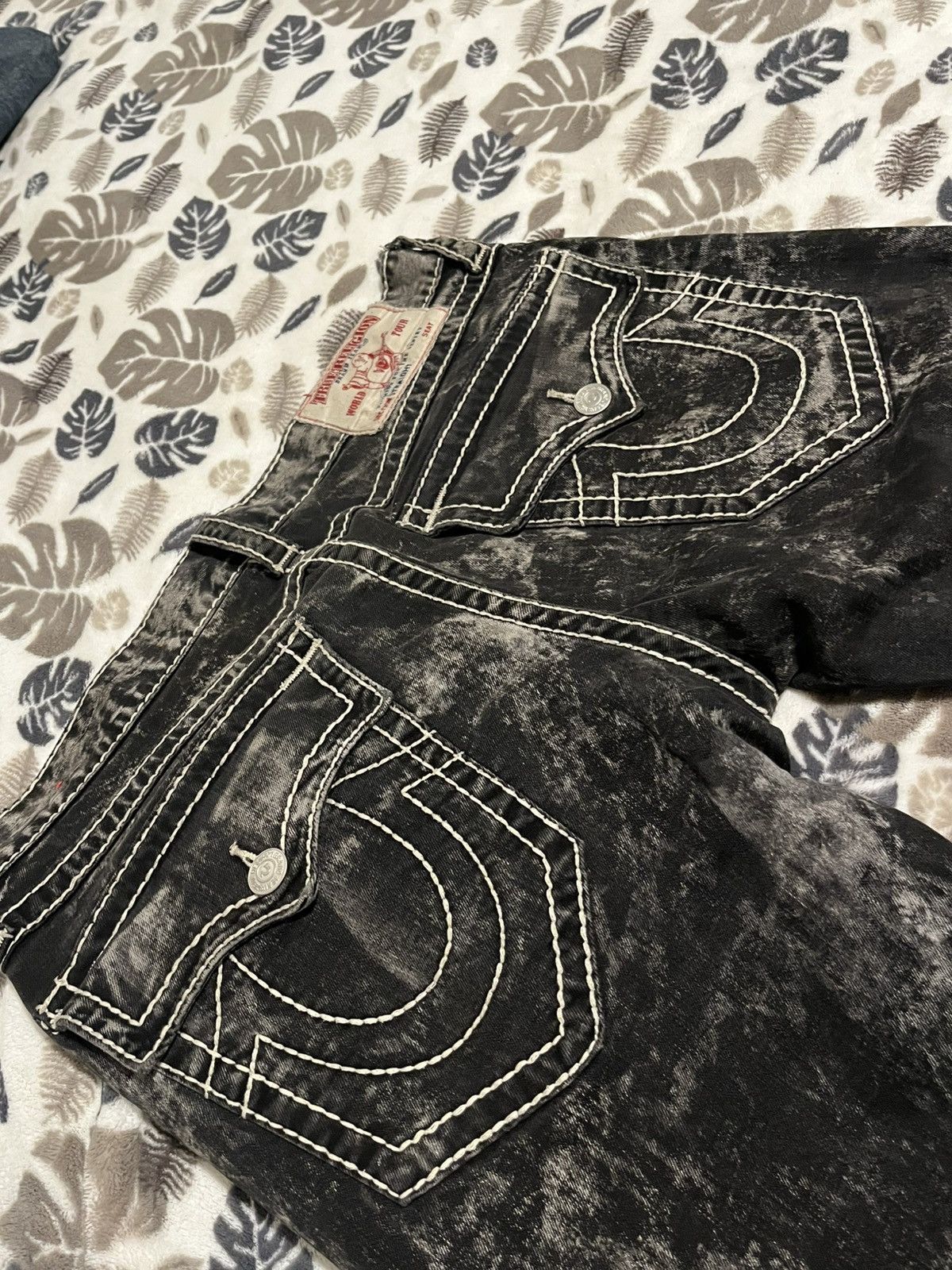 True Religion True religion Early 2010s bleached/washed ripped style Size US 34 / EU 50 - 2 Thumbnail