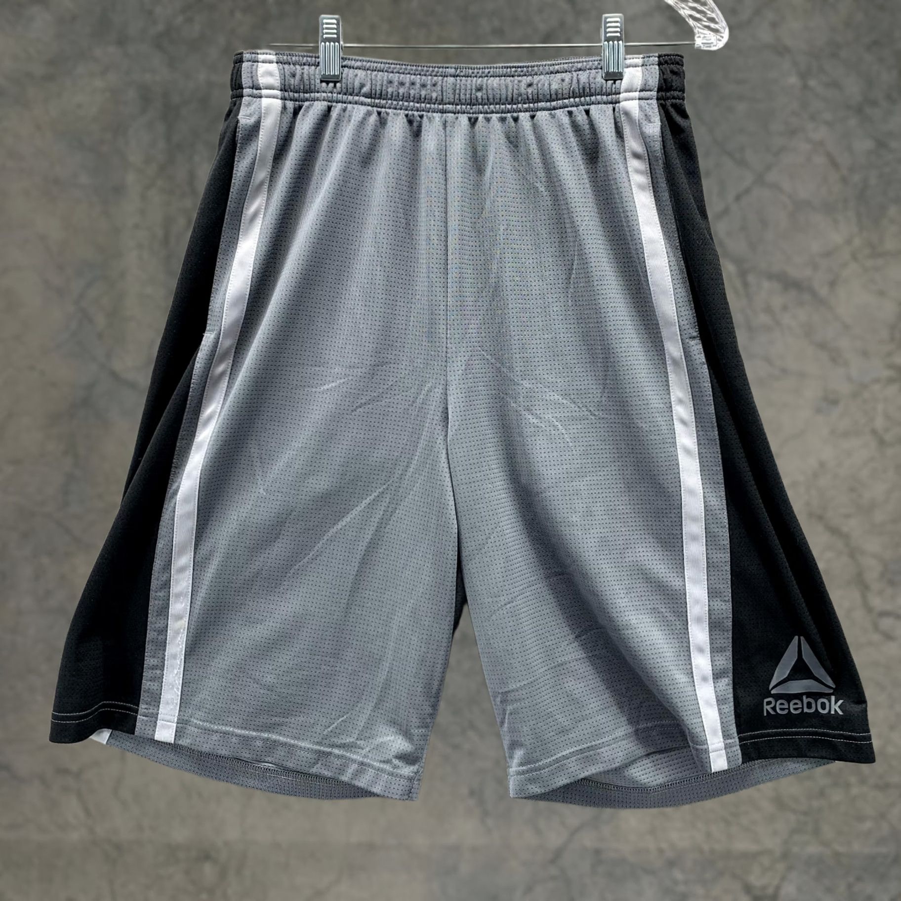 Reebok Reebok Shorts Men Medium Logo Grey Outdoors Athletic Basketball Gym CrossFit Casual Size US 31 - 1 Thumbnail