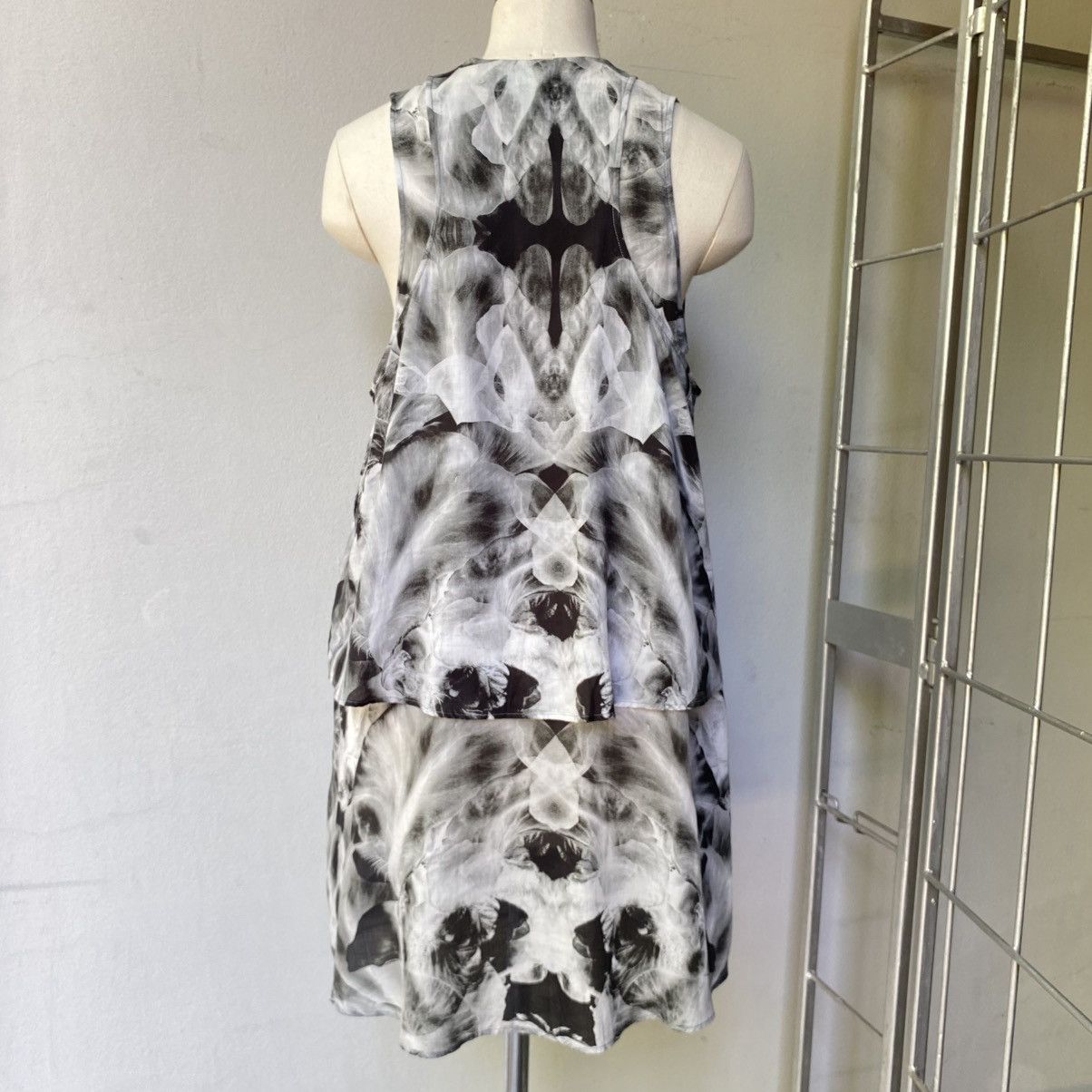 Alexander McQueen ALEXANDER MQUEEN Black & White Abstract Sleeveless Dress Size XS / US 0-2 / IT 36-38 - 2 Thumbnail
