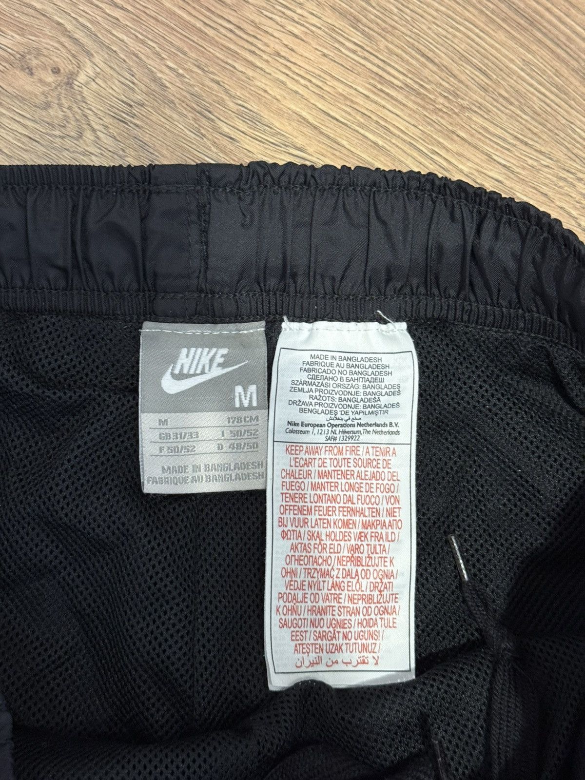 Nike Vintage Nike Nylon Track Pants Black Y2K Size US 32 / EU 48 - 4 Thumbnail