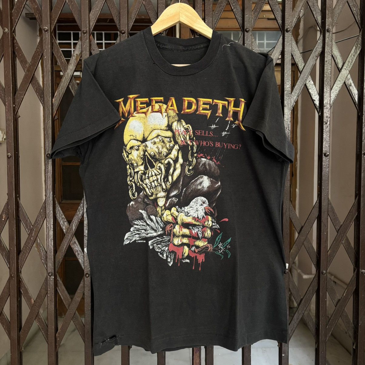 Band Tees Vintage Megadeth 1987 Peace Sells But Who Is Buying T shirt Size US L / EU 52-54 / 3 - 1 Thumbnail