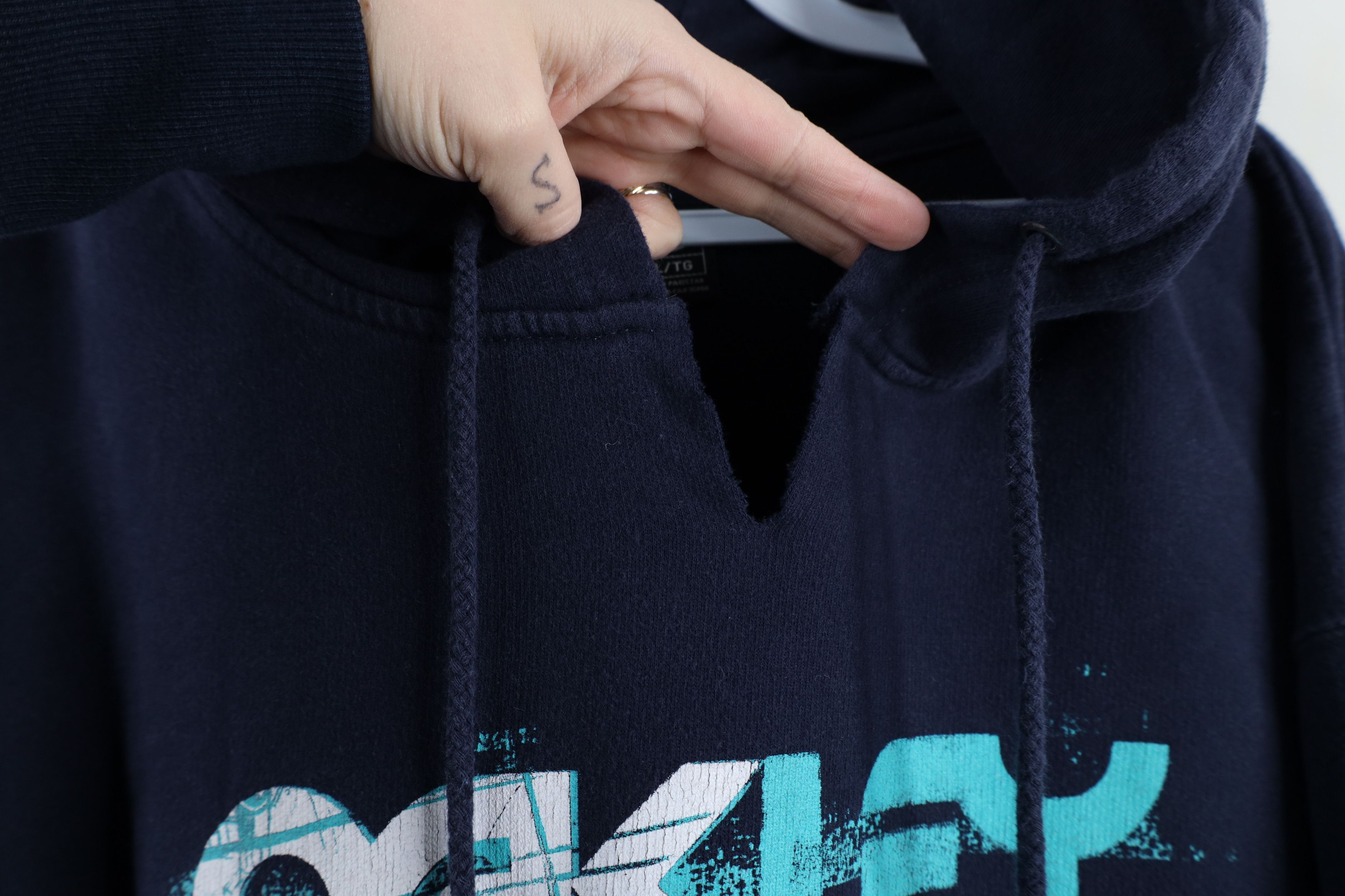 Oakley × Vintage Vintage Y2K Oakley Spell Out Hoodie Sweatshirt Navy Blue Size US XL / EU 56 / 4 - 4 Thumbnail