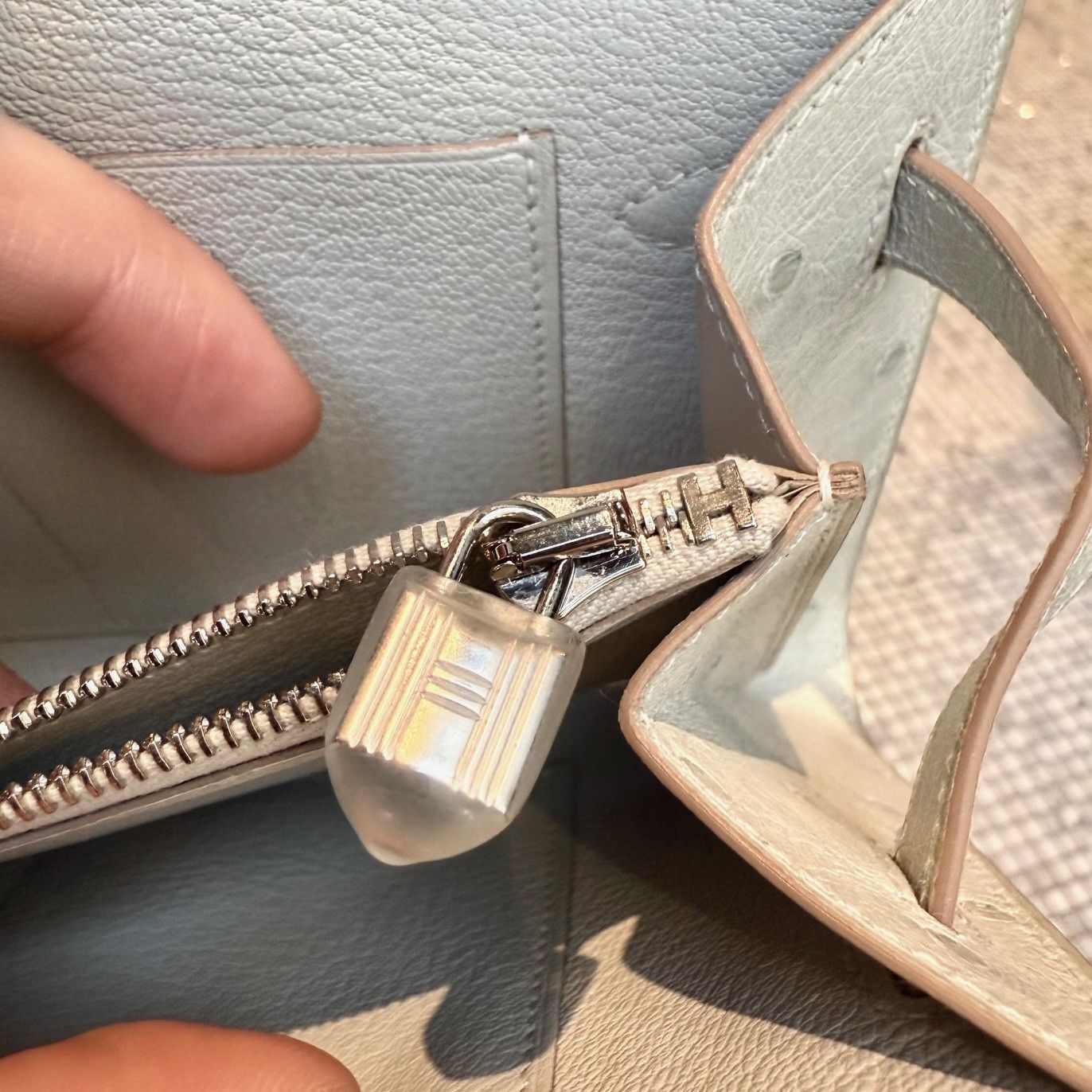 Hermes Hermès 2023 Gris Perle Ostrich Kelly To Go Wallet On Strap Size ONE SIZE - 15 Thumbnail