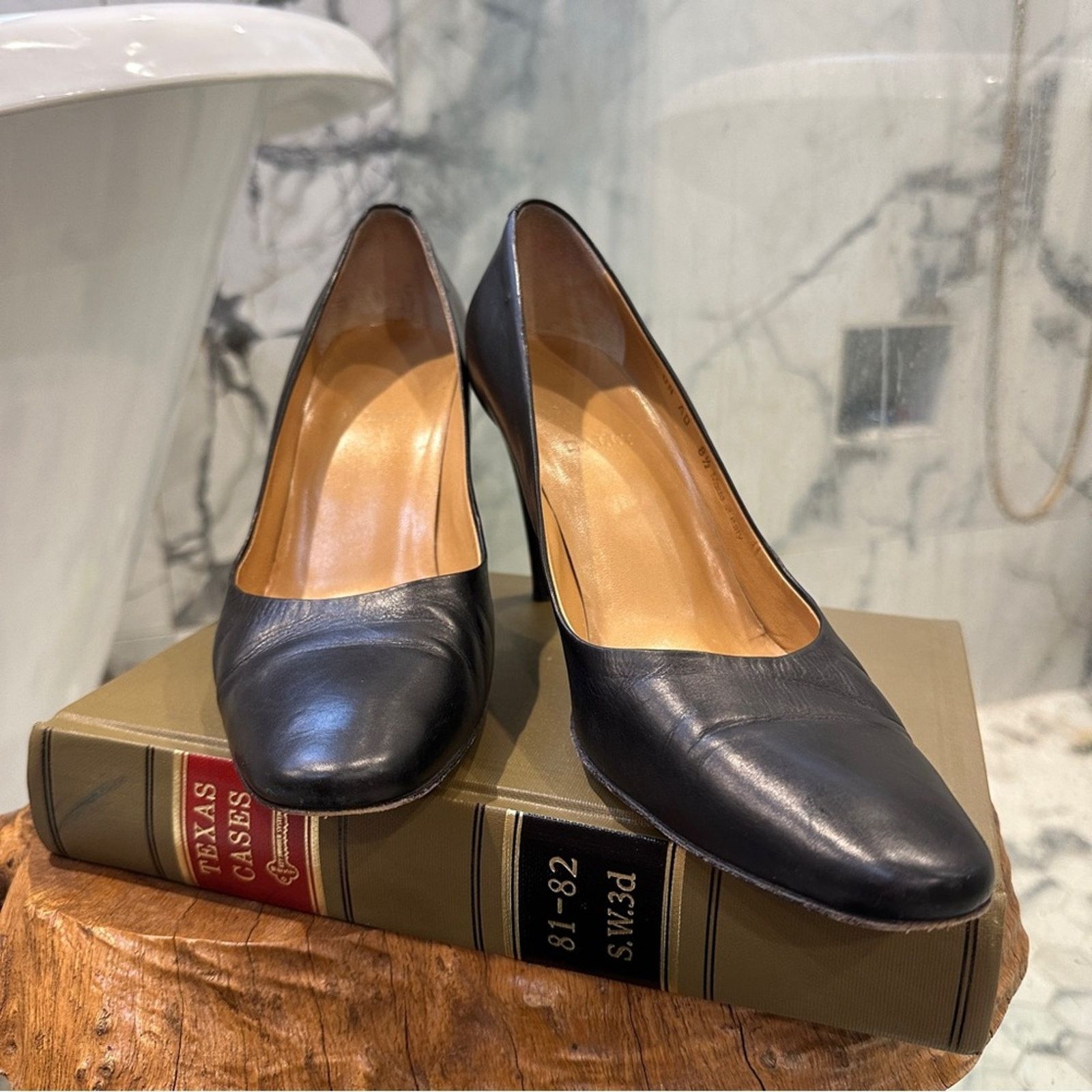 Bally Bally | Sirena | 8.5 | Black Classic Round Toe Pumps Heels Size US 8.5 / IT 38.5 - 2 Thumbnail