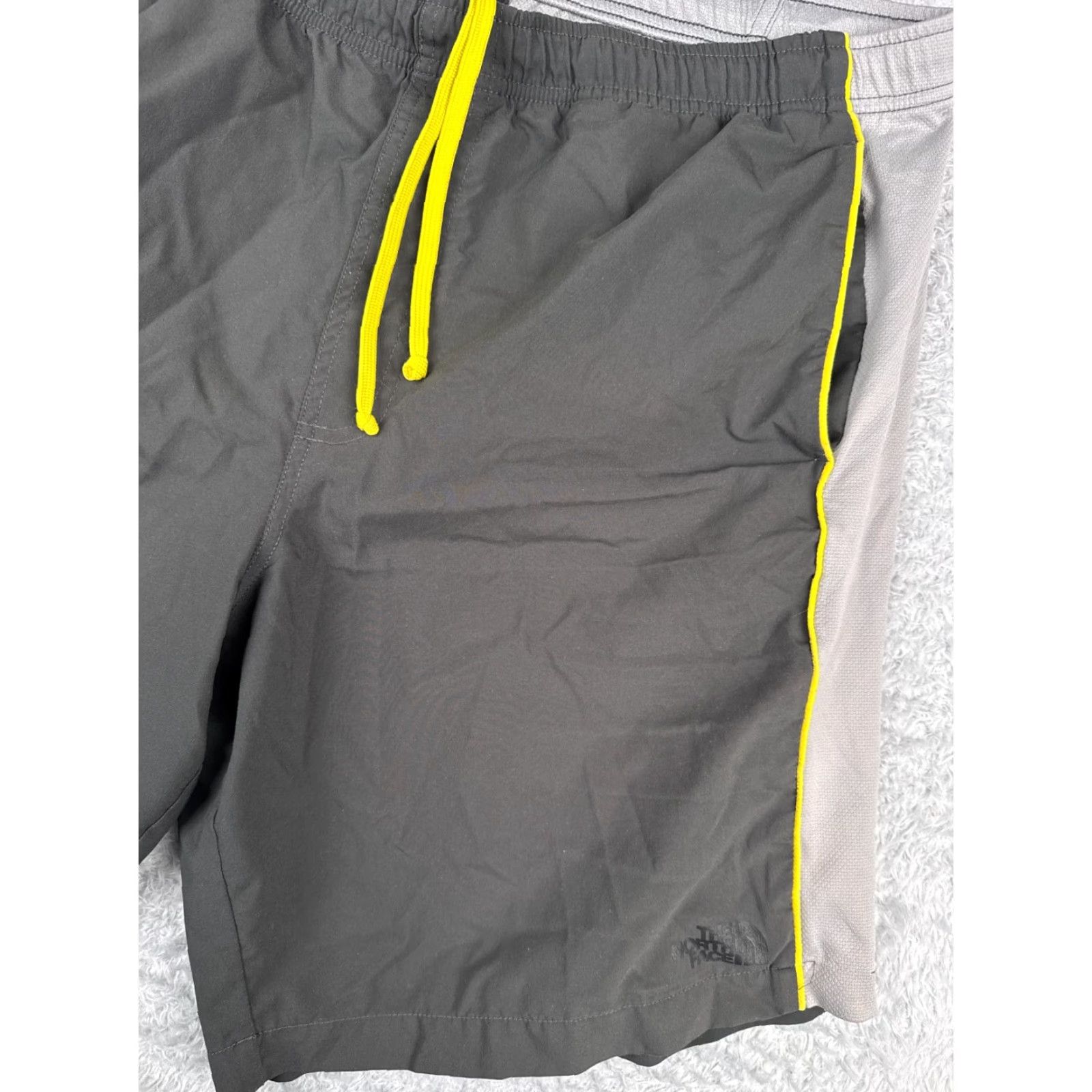 The North Face The North Face Shorts Men Large Gray Yellow 100% Polyester Run Gym Hike READ Size US 33 - 3 Thumbnail